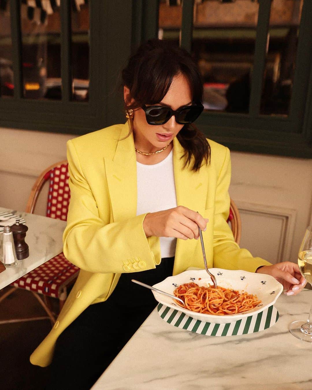 アイーダ・ガリフッリーナのインスタグラム：「Eat, Pray, Love 💛💛💛   Eat: I love pasta 🍝 . Although, I rarely break my gluten-free diet. But we live only once, right 😜?   Pray: Praying 🙏🏻 is my daily meditation. It calms my mind, especially when I feel anxious, stressed, or sad. I pray for the whole world’s well-being. And it’s not just words. I really do. I pray for my family. For my beloved ones.   And finally LOVE 💛 I love people! Everyone has it’s own story. Everyone is so different. Unique. Some people inspire us. Some people teach us tough lessons.  I also enjoy giving my Love to people around me. To my audience, my fans, my friends!!! It’s truly important for me. And the most precious gift - is to feel their LOVE back 💛💛💛!」