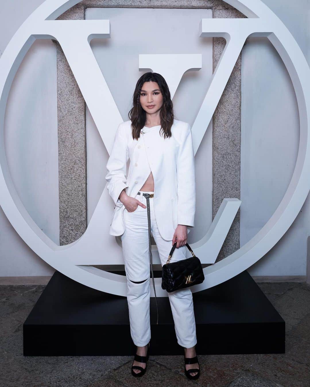 ジェンマ・チャンのインスタグラム：「LV Cruise 2024 on Isola Bella 🇮🇹 Thank you @louisvuitton @nicolasghesquiere and congratulations on a magical show ✨  Hair @cwoodhair Makeup @naokoscintu Nails @michelleclassnails  Styling @rebeccacorbinmurray  #LVCRUISE24 #louisvuitton」