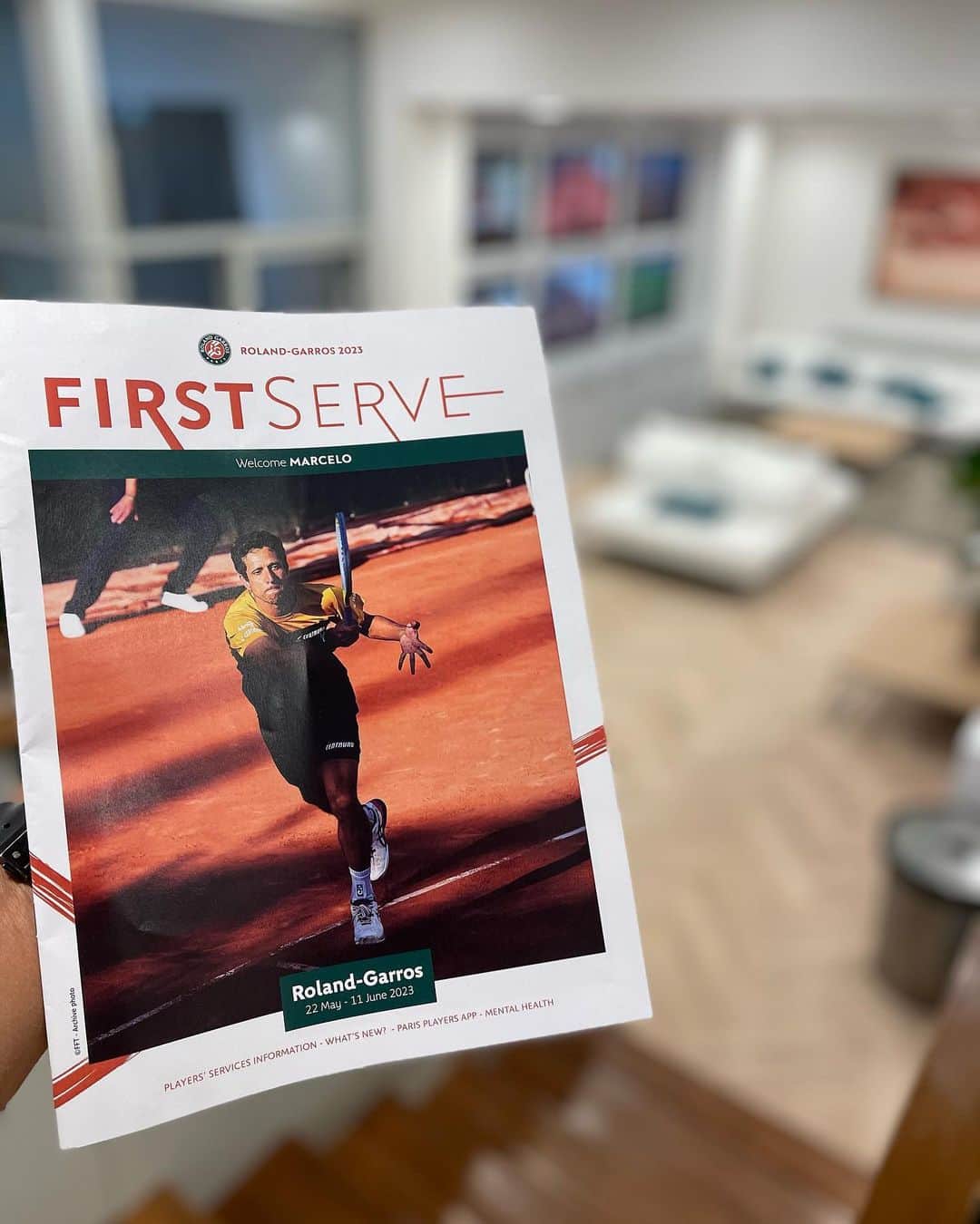 マルセロ・メロのインスタグラム：「Aqui vamos nós para mais um Roland Garros, é difícil descrever o prazer de estar aqui novamente. Vamos com a mesma energia de 2015, pensando positivo passo a passo. Quem sabe levamos mais um 🤷🏻‍♂️! Vaaaaaamo q vaaaamo! . . @centauroesporte @bancobmg @volvocarbr @asicsbrasil @cbtoficial @headtennis_official」