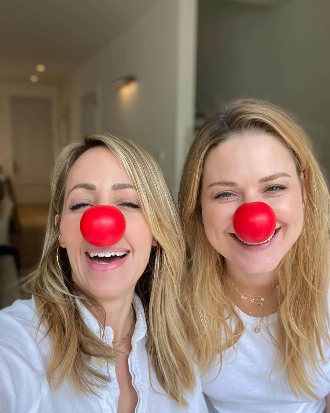 アレクサンドラ・ブレッケンリッジさんのインスタグラム写真 - (アレクサンドラ・ブレッケンリッジInstagram)「We’re celebrating #RedNoseDay with our friends at @ComicReliefUS. Donate today at rednoseday.org to support programs that help break the cycle of poverty and ensure children are healthy, safe, educated, and empowered. #rednoseday  #comicreliefus #noseson」5月26日 2時30分 - alexandrabreck