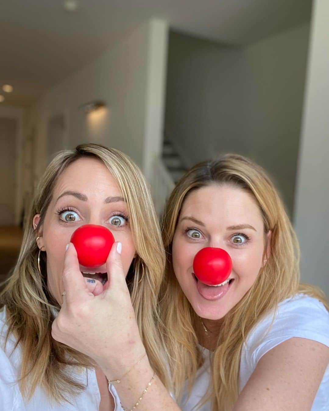 アレクサンドラ・ブレッケンリッジさんのインスタグラム写真 - (アレクサンドラ・ブレッケンリッジInstagram)「We’re celebrating #RedNoseDay with our friends at @ComicReliefUS. Donate today at rednoseday.org to support programs that help break the cycle of poverty and ensure children are healthy, safe, educated, and empowered. #rednoseday  #comicreliefus #noseson」5月26日 2時30分 - alexandrabreck