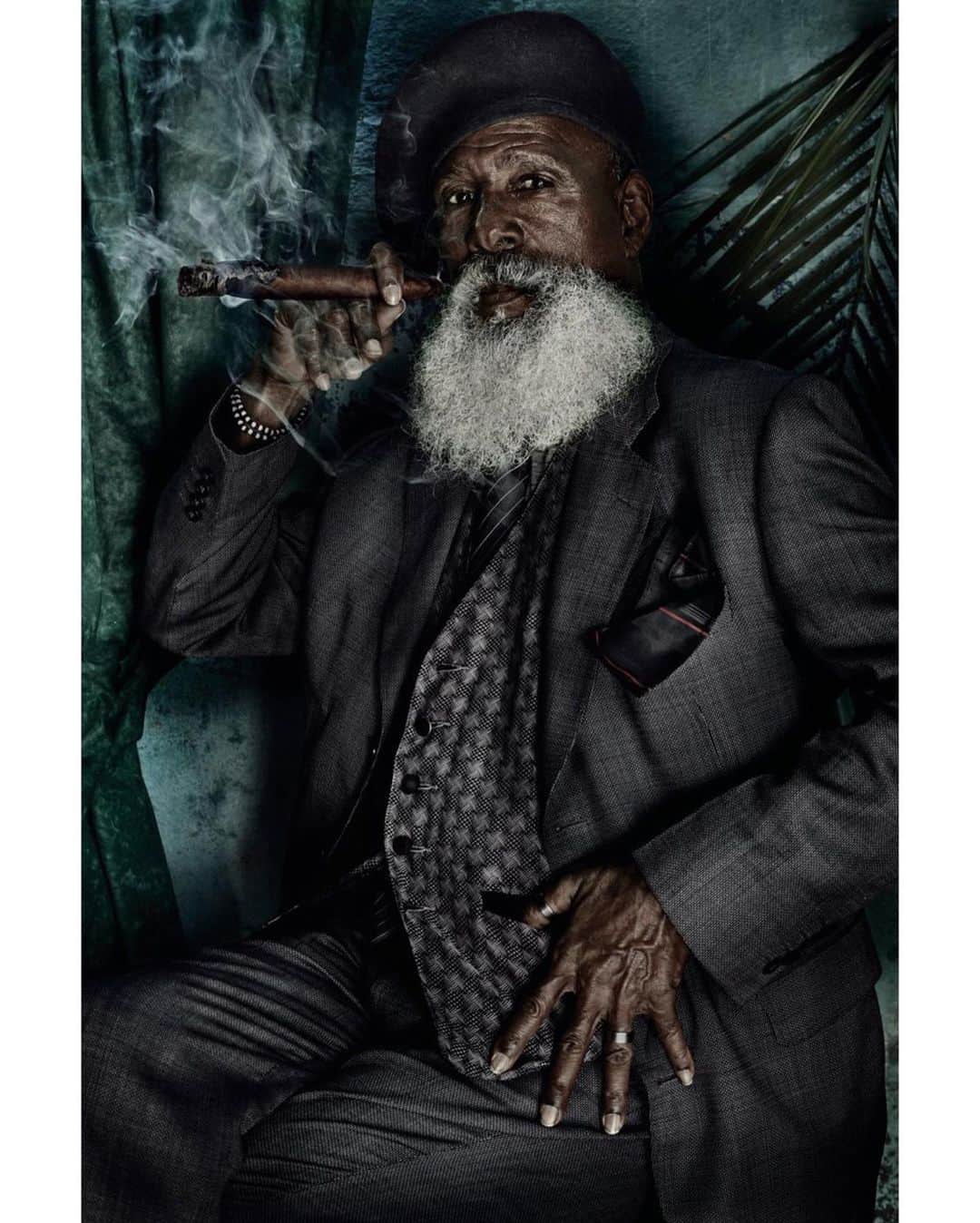 マリオ・テスティーノのインスタグラム：「A BEAUTIFUL WORLD, CIGARS, CUBA, 2023 Cigars have an importance in Cuba that transcends their fame as some of the finest in the world. It is about a connection to the land through a tradition that goes back to the indigenous population of the Caribbean and that has shaped the island’s history in many different ways. To this day, cigars are a motive of pride for Cubans and they are smoked in an elegant, even ceremonial manner.  A special thanks to Hermeresildo Aveabibie Orino and Ana Uibis Monteijo Oliva, pictured here. _ Los cigarros tienen una importancia en Cuba que trasciende su fama como algunos de los mejores del mundo. Se trata de una conexión con la tierra a través de una tradición que se remonta a la población indígena del Caribe y que ha dado forma a la historia de la isla de muchas maneras distintas. Hasta el día de hoy, los puros son motivo de orgullo para los cubanos y se fuman de manera elegante, incluso ceremonial.  Un agradecimiento especial a Hermeresildo Aveabibie Orino y Ana Uibis Monteijo Oliva, retratados en estas imágenes.」