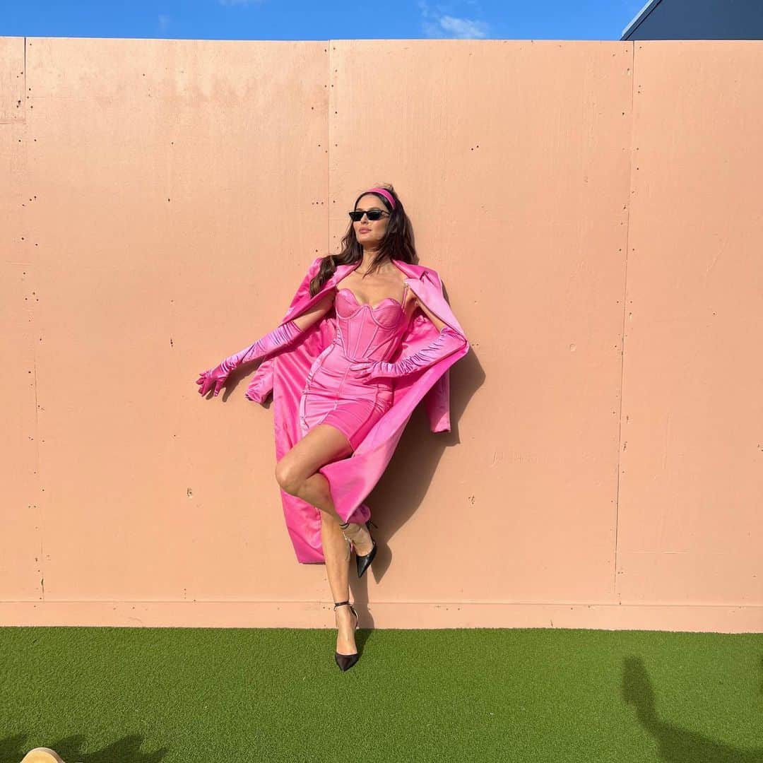 ニコール・トルンフィオのインスタグラム：「💗 @versace 💗」