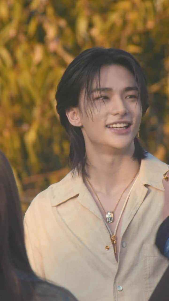ジャンニヴェルサーチのインスタグラム：「The evening’s host, Iván De Pineda, welcome’s guests to the “La Vacanza” fashion show on the French Riviera.  Dwyane Wade Charles Melton Simone Ashley Hyunjin Troye Sivan Manu Rios  The collection is available now at Versace.com via the link in bio.  @donatella_versace @dualipa #VersaceLaVacanza」