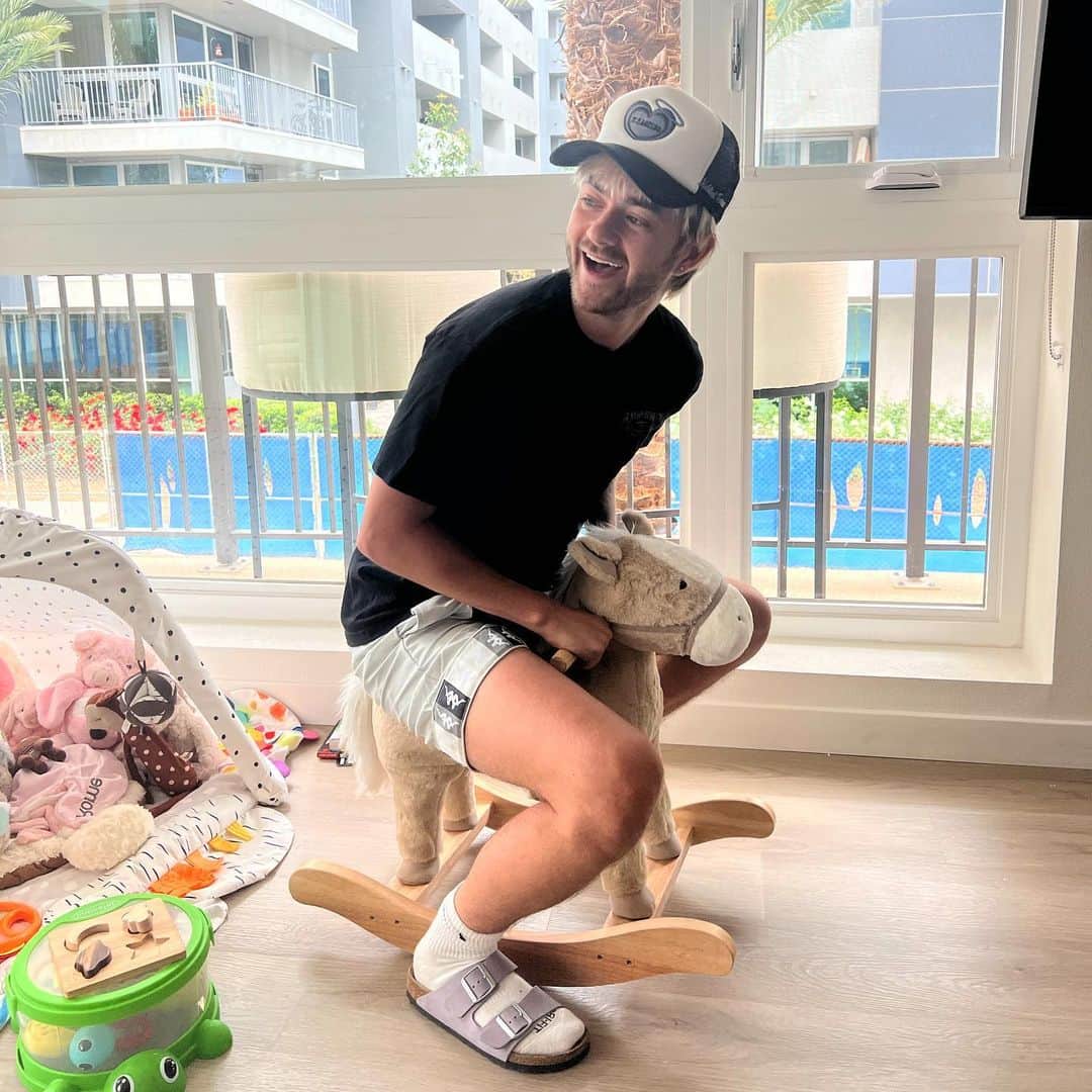ジャック・ジョンソンのインスタグラム：「Saddling ponies and jumpin in harbors since ‘96! Also, I’d like to formally state that espresso shots do not vibe with my pallet. They would probably throw hands if they ever saw each other in public (they have a complicated history but maybe one day they can reconcile their differences)」
