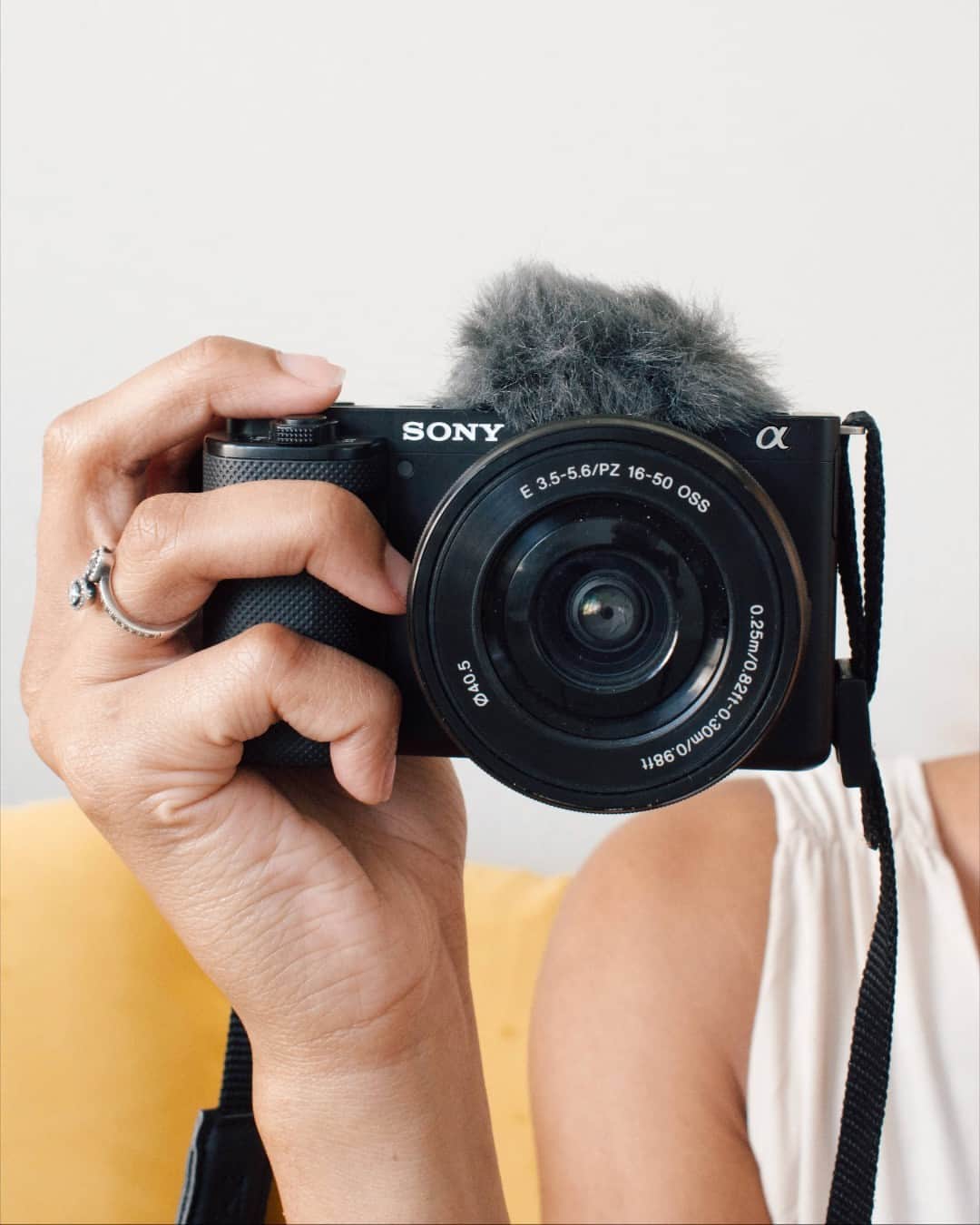 sonyさんのインスタグラム写真 - (sonyInstagram)「Meet your newest obsession for summer, the perfect camera to capture all those summer mems like @leahdere_ with her Sony ZV-E10 vlogging camera. Want a chance to be featured? Tag us! #SonyCommunity #SonyZV」5月26日 3時14分 - sonyelectronics