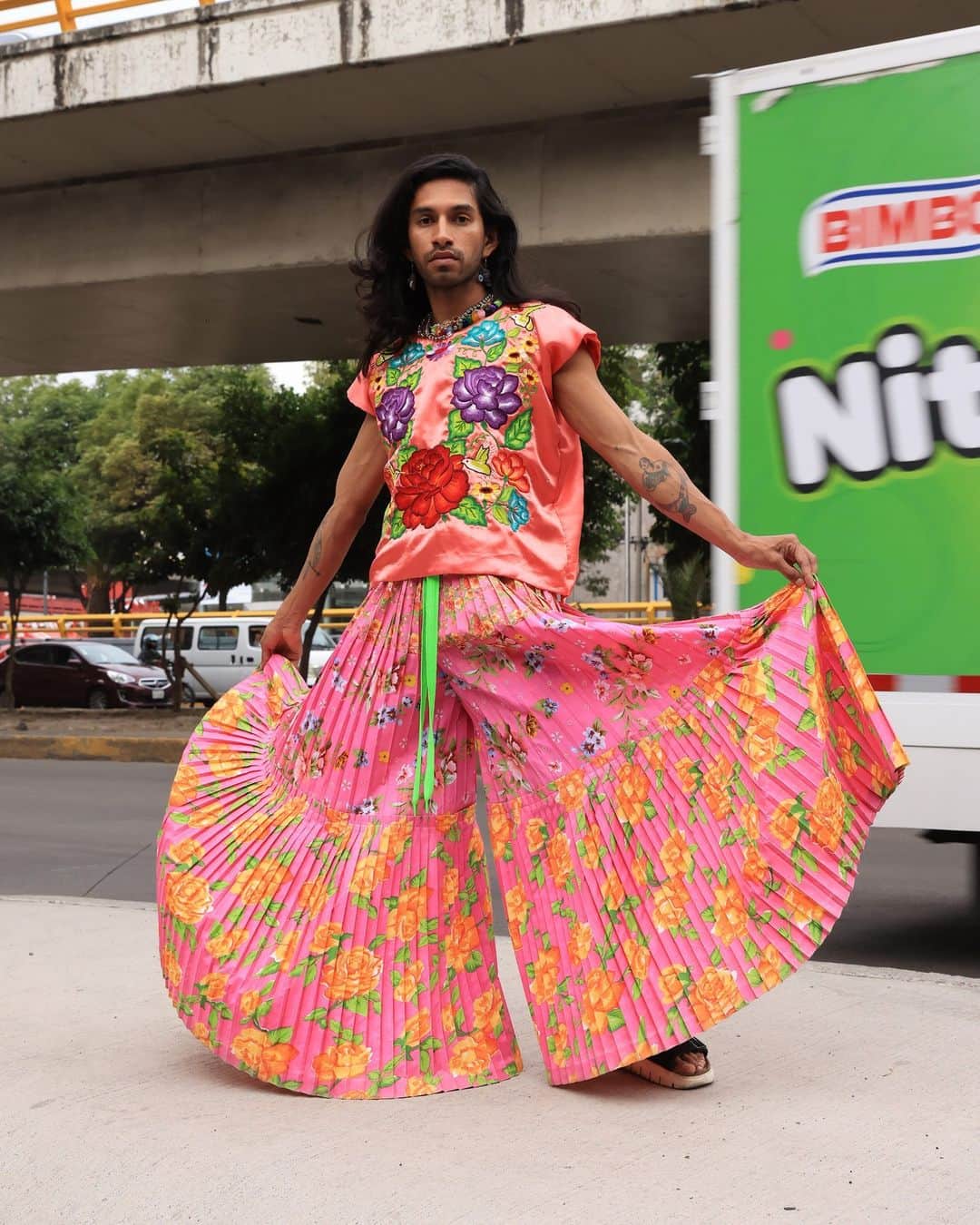 のインスタグラム：「For the first round in @voguerunway's new street style series, the team explores what style in Mexico City looks like today. Following @Dior's resort show in the city, photographer Dorian Ulises López Macias took us around different neighborhoods of Mexico City, including La Roma where they live. Tap the link in our bio to see more. Photographed by @dorianuliseslopezmacias」
