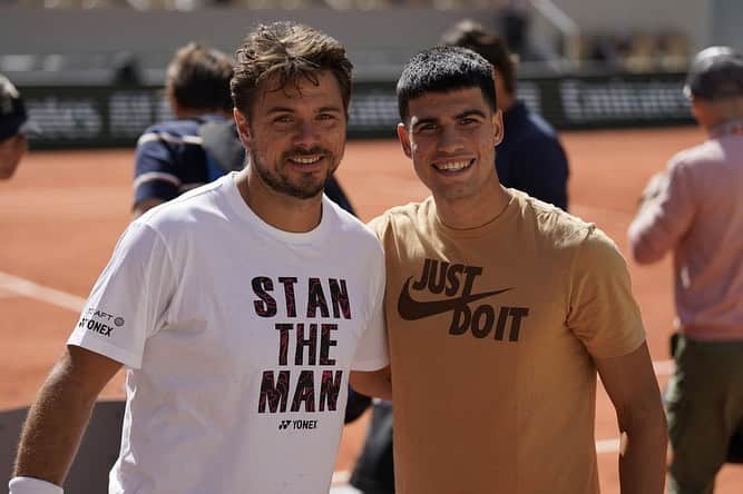 スタニスラス・ワウリンカさんのインスタグラム写真 - (スタニスラス・ワウリンカInstagram)「Good time with @carlitosalcarazz @rolandgarros 🎾🤝💥🇫🇷❤️ #practice #hardwork #passion #enjoy #fun  📸 Nicolas Gouhier / FFT」5月26日 3時27分 - stanwawrinka85