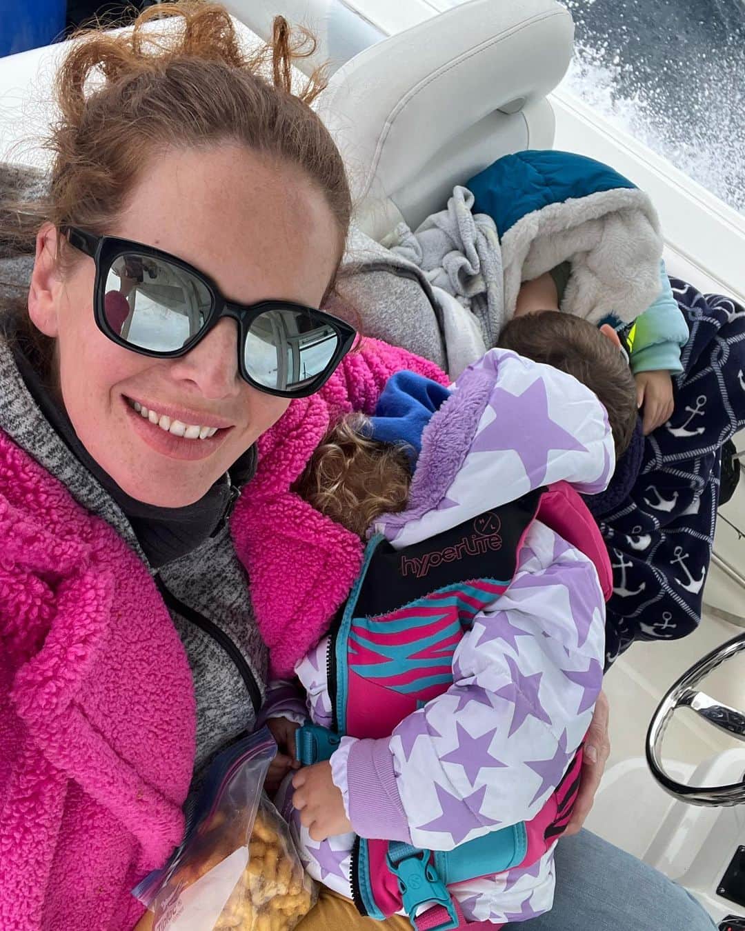 レベッカ・メイダーのインスタグラム：「Always feels like a big win when you get them both down together💚⚓️💤」