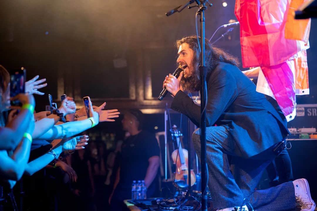 ホージアのインスタグラム：「Boston, it was good to be reminded just how beautiful your city is. Thank you for the amazing reception. To everyone who came to the event at @newburycomics, thank you!! I was very glad to meet you 🖤  📸 Michael Sparks Keegan」