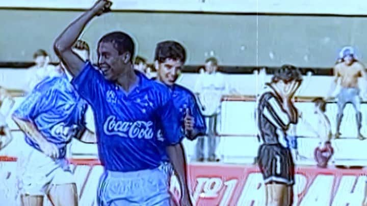 ロナウドのインスタグラム：「A história não mente e jamais vai mudar. O menino de 16 anos que estreava há 30 anos pelo clube, hoje é o sócio majoritário do Cruzeiro SAF! 🦊🔵⚪️  @ronaldo está para sempre marcado nas páginas heróicas e imortais do Cabuloso. Um dos maiores artilheiros do mundo, criado em um dos maiores times do mundo.  Com a camisa celeste, Ronaldo marcou 55 gols em 60 partidas. Isso é futebol. Isso é Cruzeiro. Isso é Fenômeno.  Imagens: @lincolncostaa / Tv Globo Edição: @fabiofigueiredo Arte: @ramonfariaestudio」