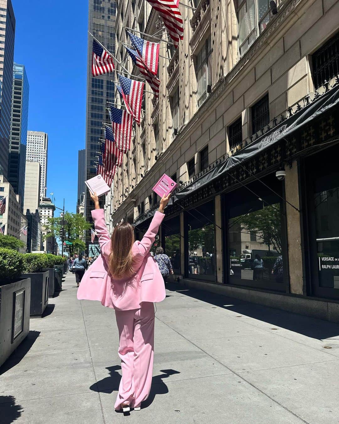 サム・フェアーズのインスタグラム：「A dream come true ✨ my brand @revivecollagen is now exclusively available in the United States @saks  It’s always been my goal to launch in the US but to be launching with one of the most prestigious department stores in the country is beyond my wildest dreams. I can’t believe how far we’ve come. None of this could have been possible without my amazing team.. and of course John my business partner & Co-founder ✨💕🙏」