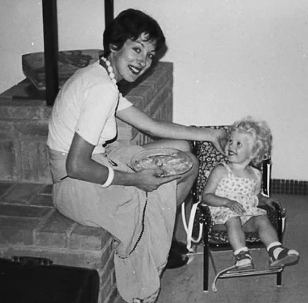 のインスタグラム：「Depuis 1977. Maman et moi.  Derrière ces sourires et cette jolie photo, il y a une longue histoire douloureuse qui n’a pris fin que lorsque mon père a quitté la maison et que ma mère a réussi à sortir d’une emprise violente, sourde et cruelle.  Je lui en ai longtemps voulu de ne pas avoir vu, su me protéger . Longtemps voulu d’avoir dû vivre cette enfance et ces années noires, à ses côtés.  Et puis le temps passe, on grandit et un jour nos parents sont, à leur tour, fragiles et il n’est plus question de ressentiments.  On se fait le plus beau des cadeaux en laissant ce poids sur le bord du chemin et en continuant à avancer libérée.  Je suis heureuse d’être venue et j’espère que mon beau père, qui est un homme juste, droit et aimant ira vite mieux pour que ma mère continue de vivre cette deuxième partie de vie heureuse, à laquelle elle a le droit.  Quand j’étais petite je me disais toujours qu’elle était la plus belle du monde, j’ai ressenti cela, à nouveau, ces deux derniers jours.  Je t’aime et je file retrouver mes enfants à moi. La vie est trop courte pour parler du passé. To the moon and back. Elisa」