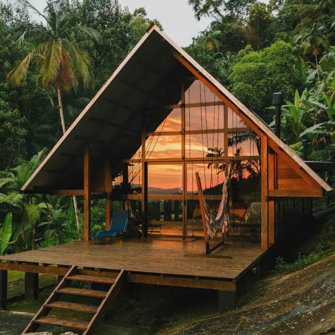 Airbnbのインスタグラム：「Come for the sunsets. Stay for the serotonin.」