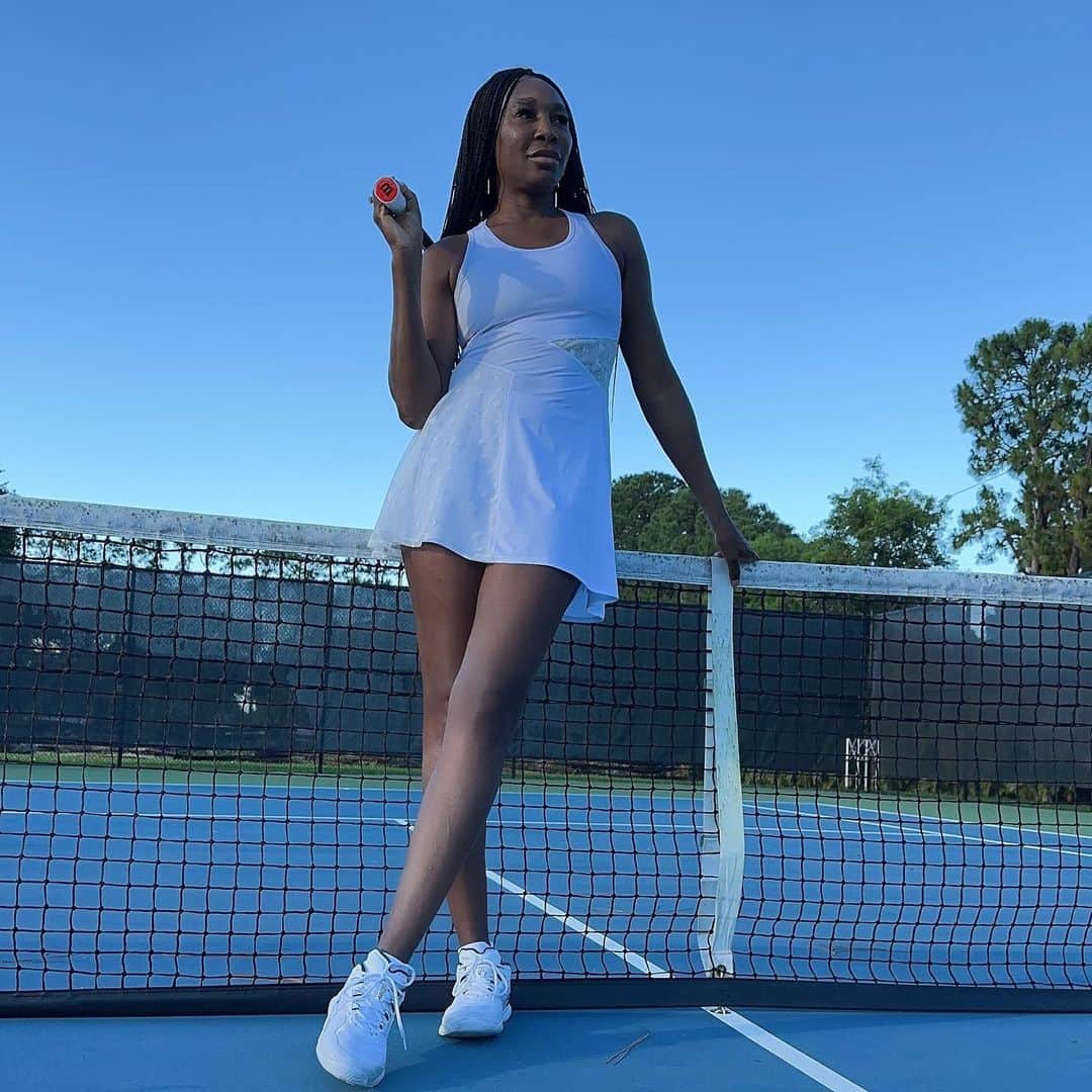 ビーナス・ウィリアムズのインスタグラム：「All I need is a cape 🦸🏿🦸🏿🦸🏿 but quite frankly it’s too hot for all that right now in Florida 🥵. I will leave the drama for when it cools down 🥶🤪 I’m sure the weather is much cooler @rolandgarros . Ok going to stop rambling 😗😅」
