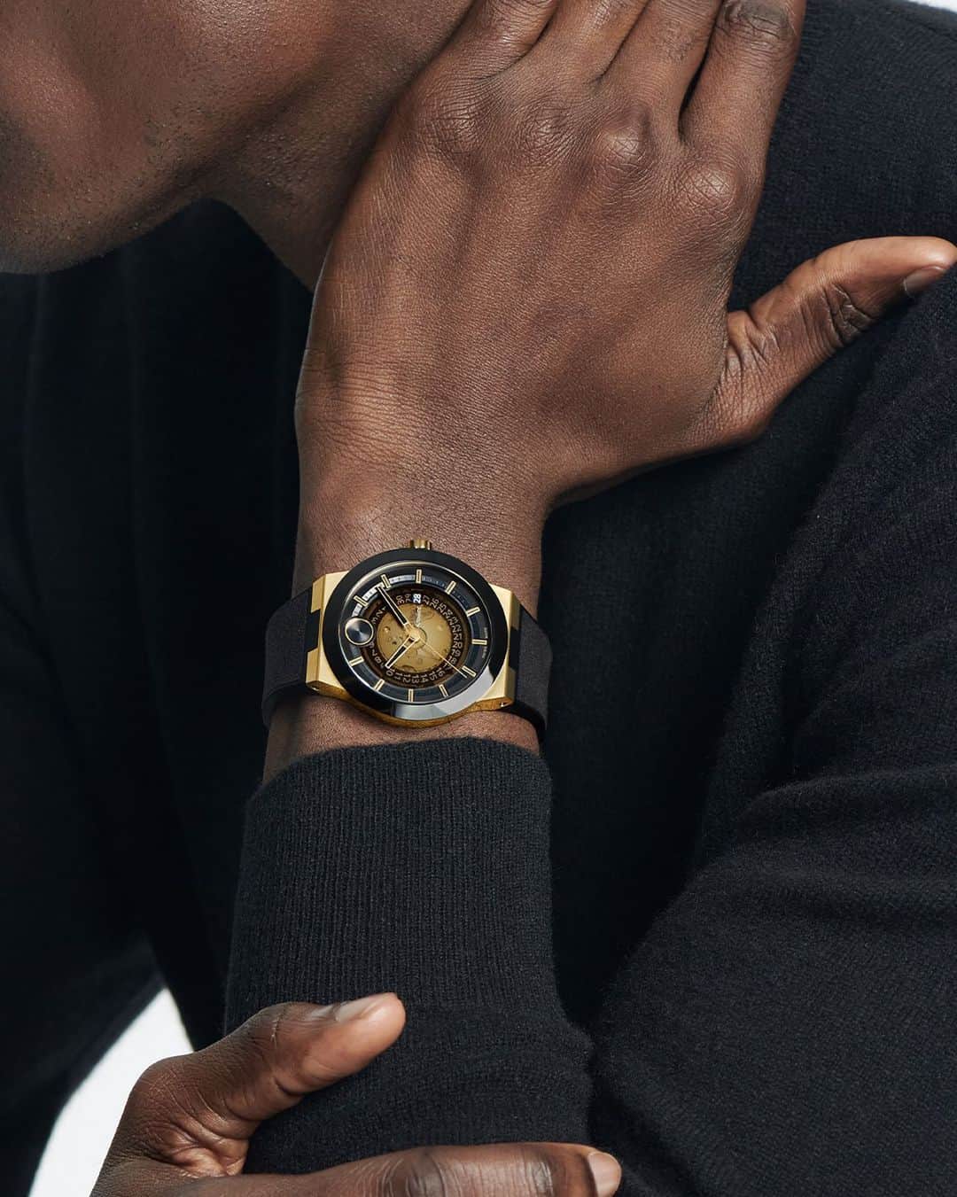 モバードのインスタグラム：「Strong and edgy. The #MovadoBold Fusion Automatic has style and function with its self-winding movement that draws its power from the movement of your arm. Now available on Movado.com.」