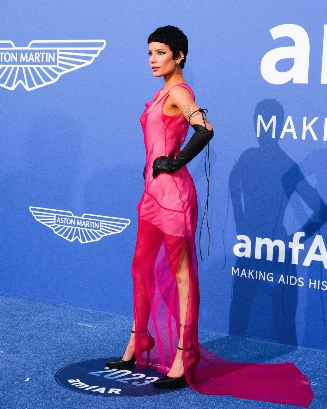 Halseyさんのインスタグラム写真 - (HalseyInstagram)「💗 @amfar in this yummy neon @givenchy thank you @matthewmwilliams 🖤   Photos by @samdameshek  Styled by @lynalyson_  Hair @themartyharper  Makeup by me in @aboutfacebeauty」5月26日 4時16分 - iamhalsey