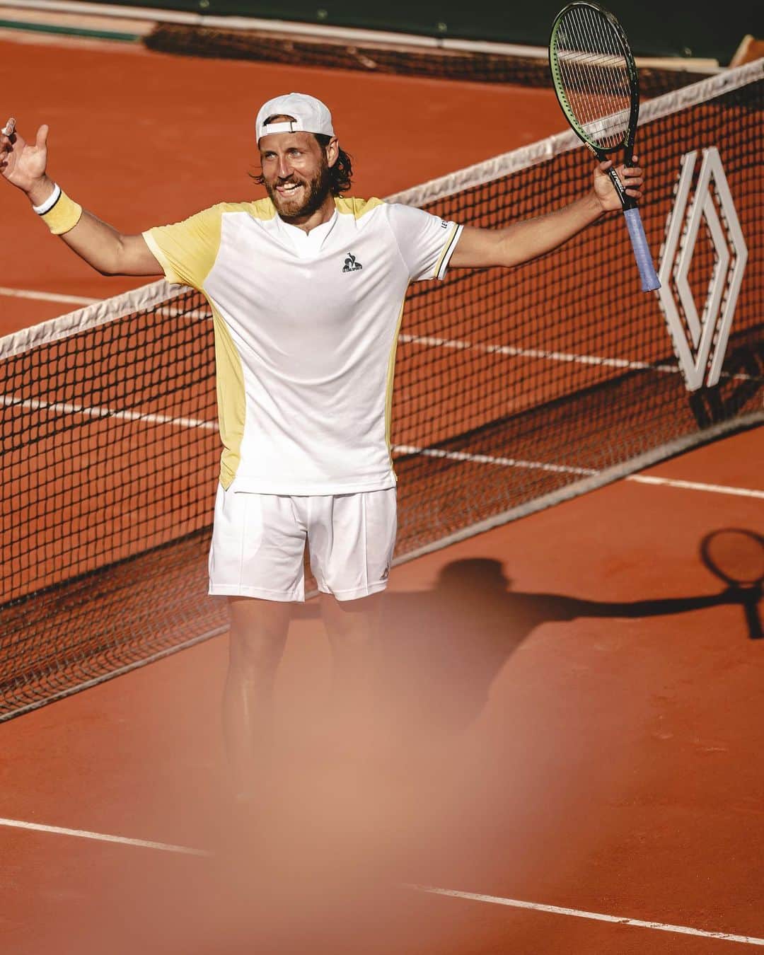 リュカ・プイユのインスタグラム：「C’est ça le tennis !   Quel moment pour toutes les personnes présentes dans le stade aujourd’hui 🔥  📸 @paulineballet / @fftennis   #RolandGarros」