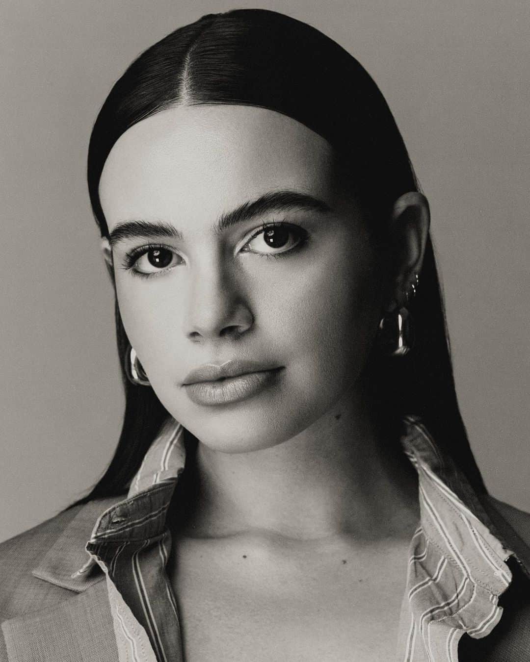 ライリー・ティコティンさんのインスタグラム写真 - (ライリー・ティコティンInstagram)「MOODY 🪩🥀 Photographer : @theskylaar Stylist : @laurenabbondola Hair : @nealpittman Makeup : @makeup.byjoh」5月26日 4時36分 - rileyticotin