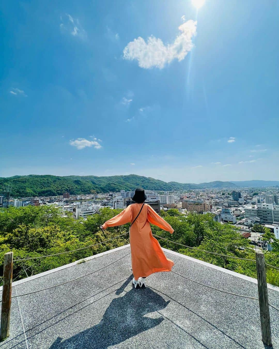 高崎愛梨さんのインスタグラム写真 - (高崎愛梨Instagram)「両親の実家がある山口・岡山へ✈︎ やっと旦那氏を連れて行くことが叶った日！ コロナ禍でずっと会えずにいたじぃちゃんばぁちゃんとの再会は泣けました🫂笑  🤳🏻は 津山城の上の方にある♡の岩とw 津山を一望！城下町好き 98歳のじぃちゃん！スタスタ歩くしモリモリ食べる！3桁いくなこりゃ♩ 旦那氏と祖父のコラボが新鮮☺️ 山田養蜂場のミツバチ農園でいちご狩り〜旦那氏とはなにげに初かも😳 宇宙一かわいい自慢の祖母は92歳！終始爆笑🤣  親戚のみんなに歓迎してもらえて、身内の温かさと田舎があるありがたさに改めて感謝した日。 またすぐ来たいな🫶  #思い出 #山口県 #宇部 #岡山県 #津山  #生まれ故郷 #里帰り」5月26日 4時37分 - ai6ai3ai0