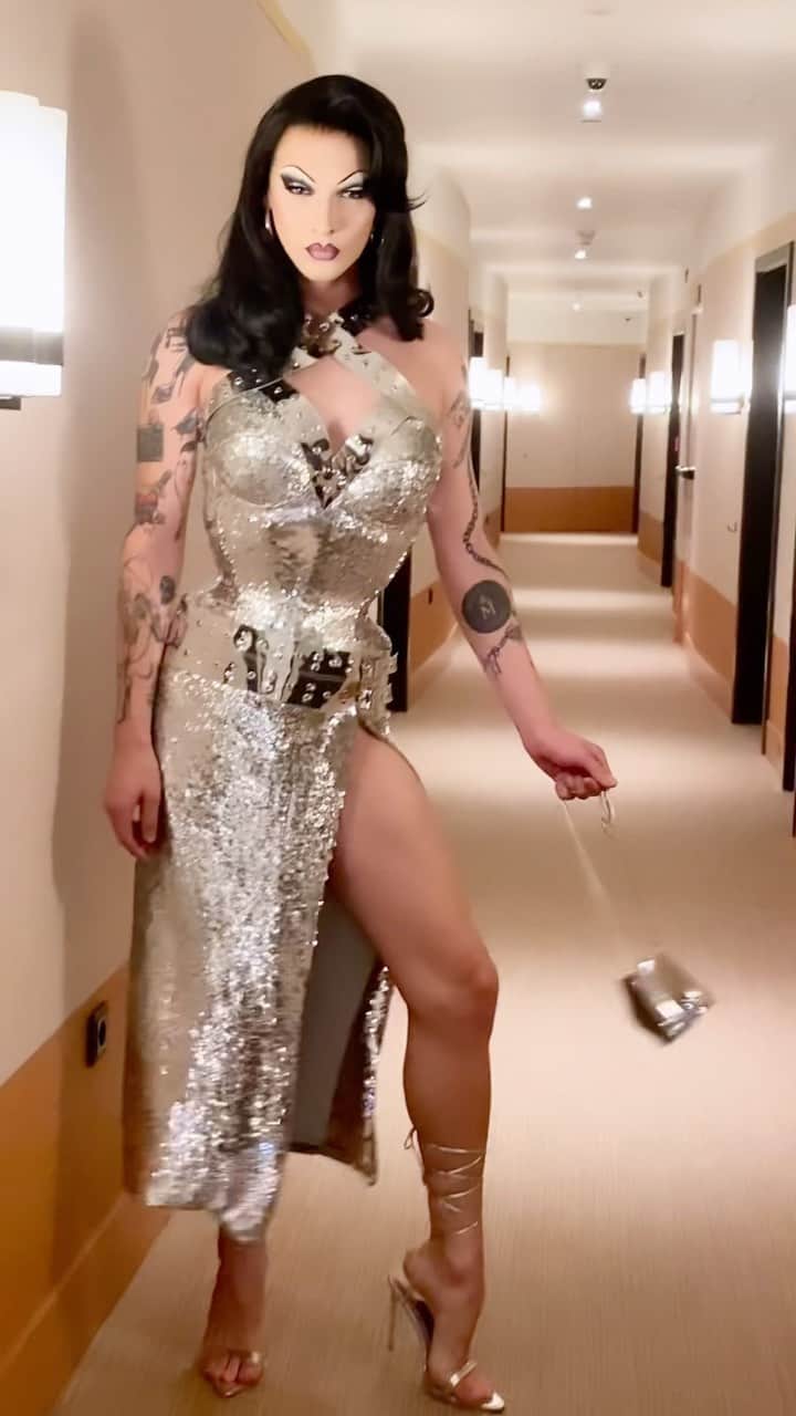 ヴァイオレット・チャチキのインスタグラム：「I can tell you how this ends  Queen @kylieminogue is back just in time for Gemini season」