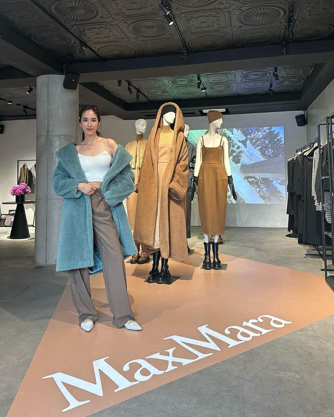 立野リカのインスタグラム：「Max Mara FW 2023 preview 🧸 テディベアコート全色かわいい😍　which color teddy coat looks best? 🤔  #maxmara #fw23 #teddycoat」