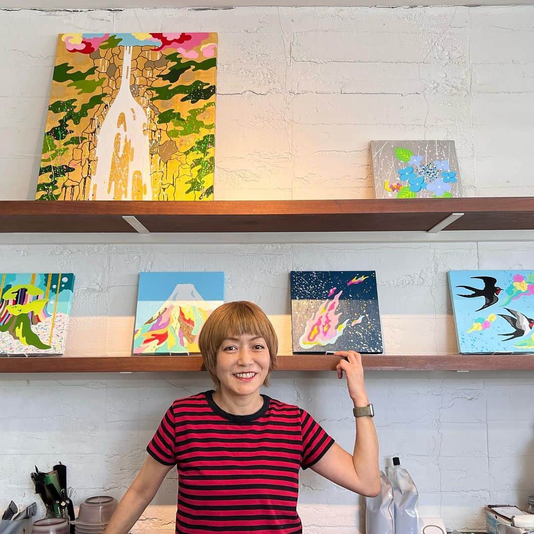松尾たいこのインスタグラム：「《代官山で原画が見れます》作品を見るだけでもオッケーです🆗 6月10日（土）まで代官山のヘアサロンAlloyで「初夏の光と風」をテーマに作品を展示しています。  きっかけはこちらのスタイリスト平松さんからのメッセージ。「店内にスペースがあるので展示しませんか」  後でお聞きしたら「Instagramで見かけてかわいい絵だなあと思って」という事で、お互い初めましてな感じで決まった展示です。  新作も一枚描きました。平松さんが和歌山出身と聞いたので「那智の滝」😆平松さんも喜んで下さいました（2枚目の写真）  誰でも絵を見にきてくださいって言ってくださっていますので、お近くに来られたらぜひ。  昨日、1人で設営に行ったんだけど、こういうライトな感じの展示もいいものですね。  普段、ギャラリーにあまり行かない、あるいは私のことを全然知らない、そういう方に見てもらえる😊  ※私の作品への質問やお問い合わせはお気軽に⠀ ⠀ 「見えないけれど　つながっている」⠀ 「会えないからこそ　いとおしい」⠀ 森羅万象・花鳥風月・四元素(五元素)・二十四節気など日本をテーマに作品を作っています。⠀ この絵の中にもつながりを。⠀ ⠀ #japaneseartist #liveintokyo #myartwork #acrylicpainting #lovejapan #modernartist #contemporarypainting #contemporaryartist ⠀ #colorfulartwork⠀ #kawaii #arigato⠀ #happycreativelife #staycolorfullycreative⠀ #loveny #lovehongkong #lovetaiwan #lovesingapore #lovekorea⠀ ⠀ #現代アート #現代美術 #現代アーティスト #森羅万象 #五行思想 #八百万の神 #花鳥風月 ⠀ #神社好きな人と繋がりたい⠀ @holbein_art ⠀ @holbeinartistmaterials」