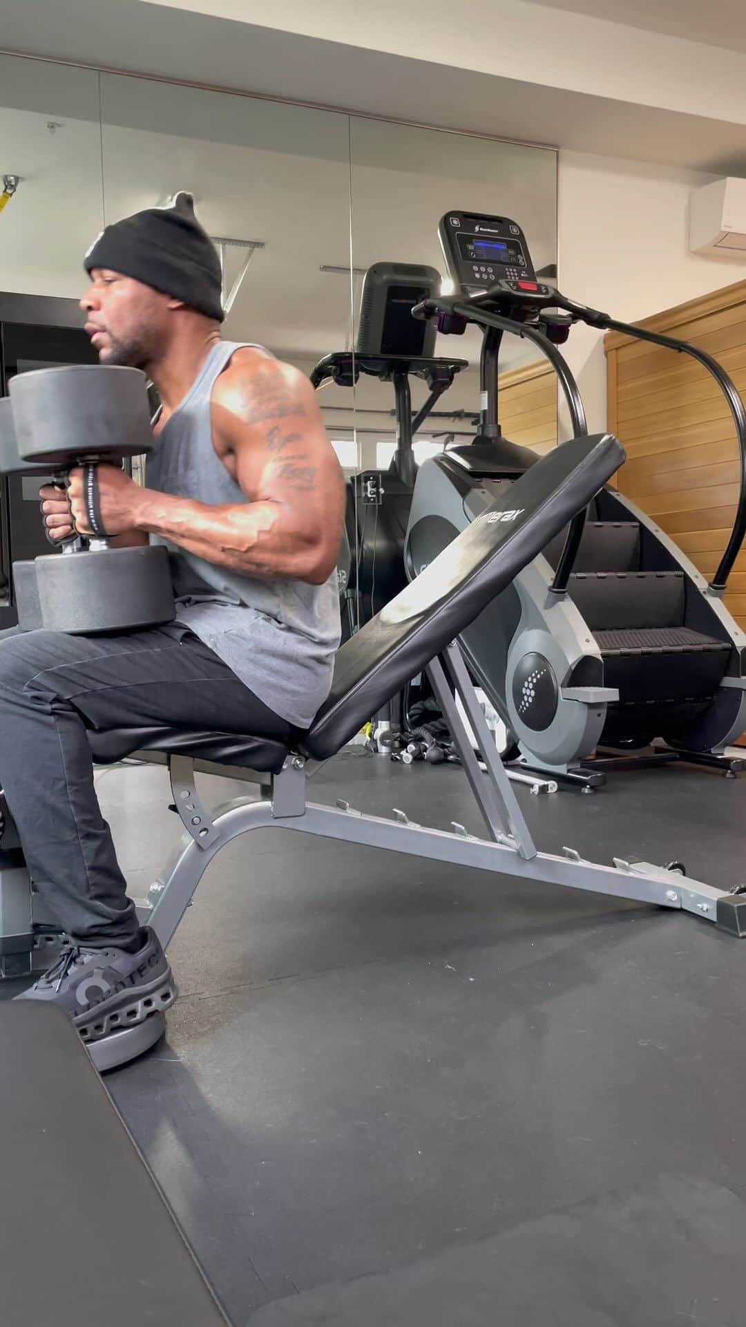 タンクのインスタグラム：「I’m sick, i’m weak, i’m dehydrated, but these 100s going up!.. Get the money!!.💪🏾 R&B MONEY!!..」