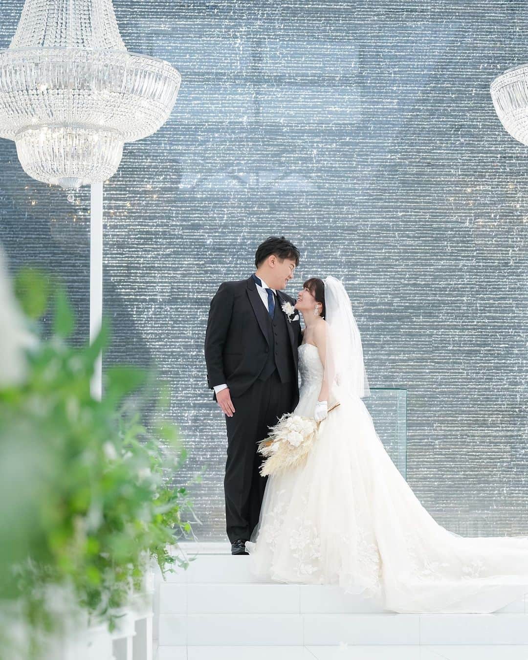 ザ・ピーク プレミアムテラスのインスタグラム：「輝くチャペルでのおふたりのショット✨  @fiorebianca_wedding  @cocon.by.chloriscinq   ............................................................ 【2022年口コミ7年連続受賞】  \ゲスト満足度❤︎鹿児島県No.1/  ▪︎天空からまばゆい光が降り注ぐ 純白のチャペル ▪︎鹿児島中央駅・天文館から近い 鹿児島唯一の好立地 ▪︎完全貸切の空間で 特別感に包まれた心地よい1日を .......................................................... スタッフブログやㅗ 卒花レポート 会場見学 こちらからご覧いただけます♩  ▶︎ @thepeak_wedding トップページURLの 公式HPより、、、❤︎  #鹿児島#鹿児島花嫁 #ザピークプレミアムテラス #2023春婚 #2023夏婚 #2023冬婚 #wedding#ウェディング#家族婚ウェディング #親族婚 #親族結婚式 #少人数婚 #ウエディングブーケ #ナチュラルウエディング #大人ウエディング #花嫁さんの力になりたい #ウエディングフォト #おしゃれウエディング #カメラ #天文館 #コロナ対策 #ドレス迷子 #ブライダルヘア #結婚式アイディア #鹿児島結婚式#鹿児島結婚式場#鹿児島結婚式」