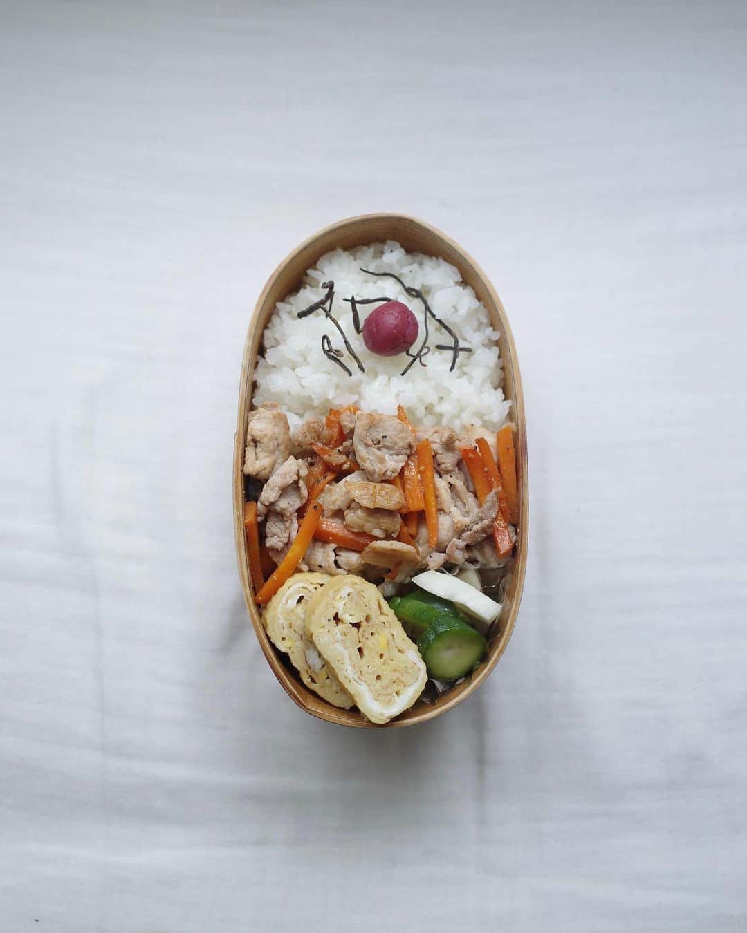 miyoのインスタグラム：「・ Danshi Koukousei Bento金ー月 (DKBと呼んでます)  まとまったので投稿。 カメラ買ったのでとりあえず撮ってみてますが、 変わり映えのしないものを撮り続けることになるので 間も無くやめるかもしれませんね… と思ってますが続く限り載せる⚪︎  我が家のDKは毎日帰ってきたらその日のことを私に話す。 大変楽しそうに。 こんなに話すもん？ってぐらい、友達のこととか教えてくれる。 マジで可愛いよ、DK。  昨日は仲良し女子に弟(次男)の写真を見せたら  「めっちゃイケメンやんっ！！！ 待って？何個下？7個？うーーん...アリやな！」  って言われたわって。 おもろいなー。 あとその子が言うには、  「木の弁当箱の子のお母さんは絶対インスタやってる」  いや絶対その通り！！！ わろたわー。  ・」