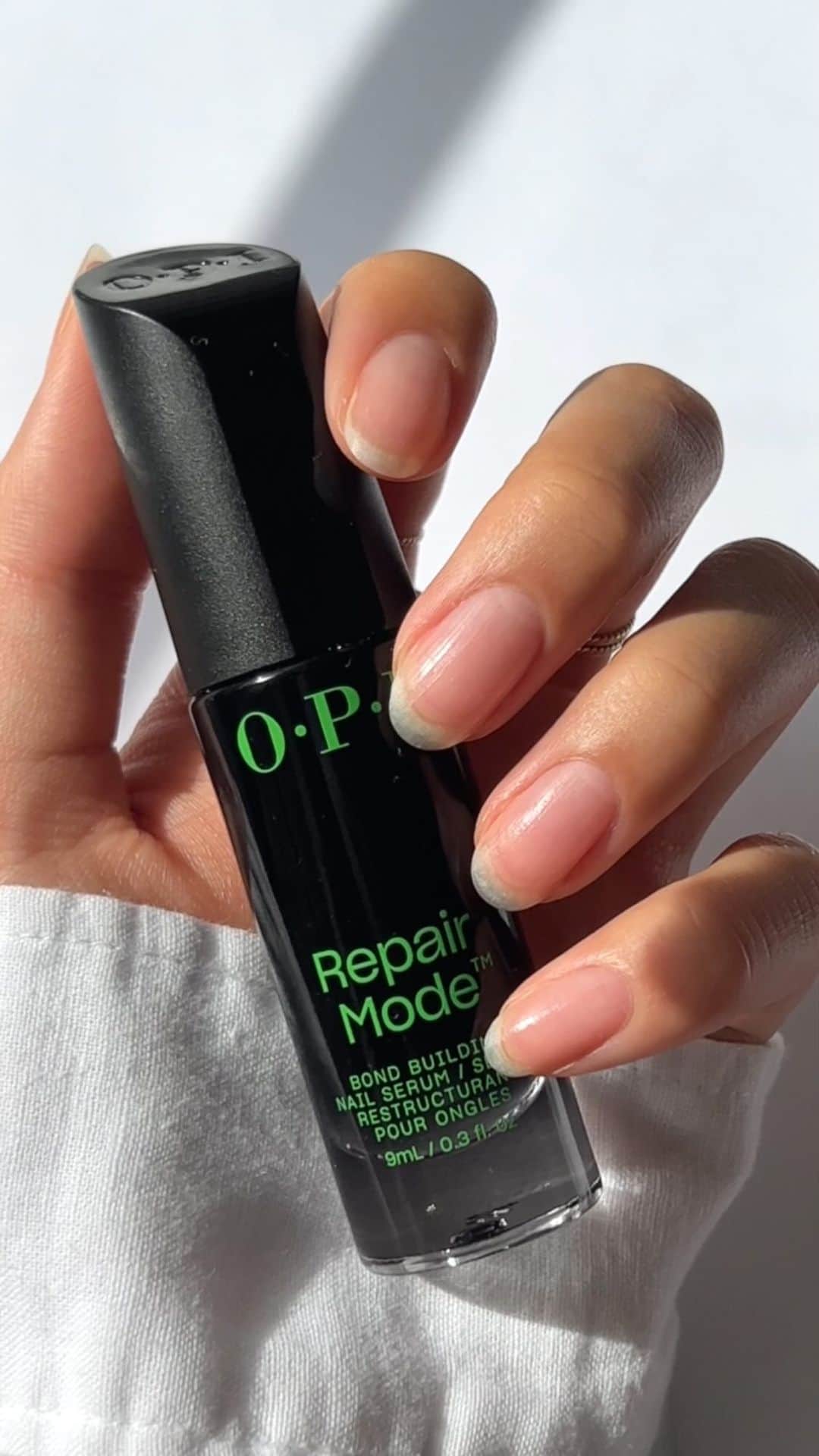 OPIのインスタグラム：「Haven’t tried #OPIRepairMode™ yet? We’ll just leave this amazing transformation right here. 😉  @concon_wi shares her results from applying our new bond building nail serum twice a day for 24 days.   🤯 Shop it on @amazon now!    #OPI #Nails #NailSerum」