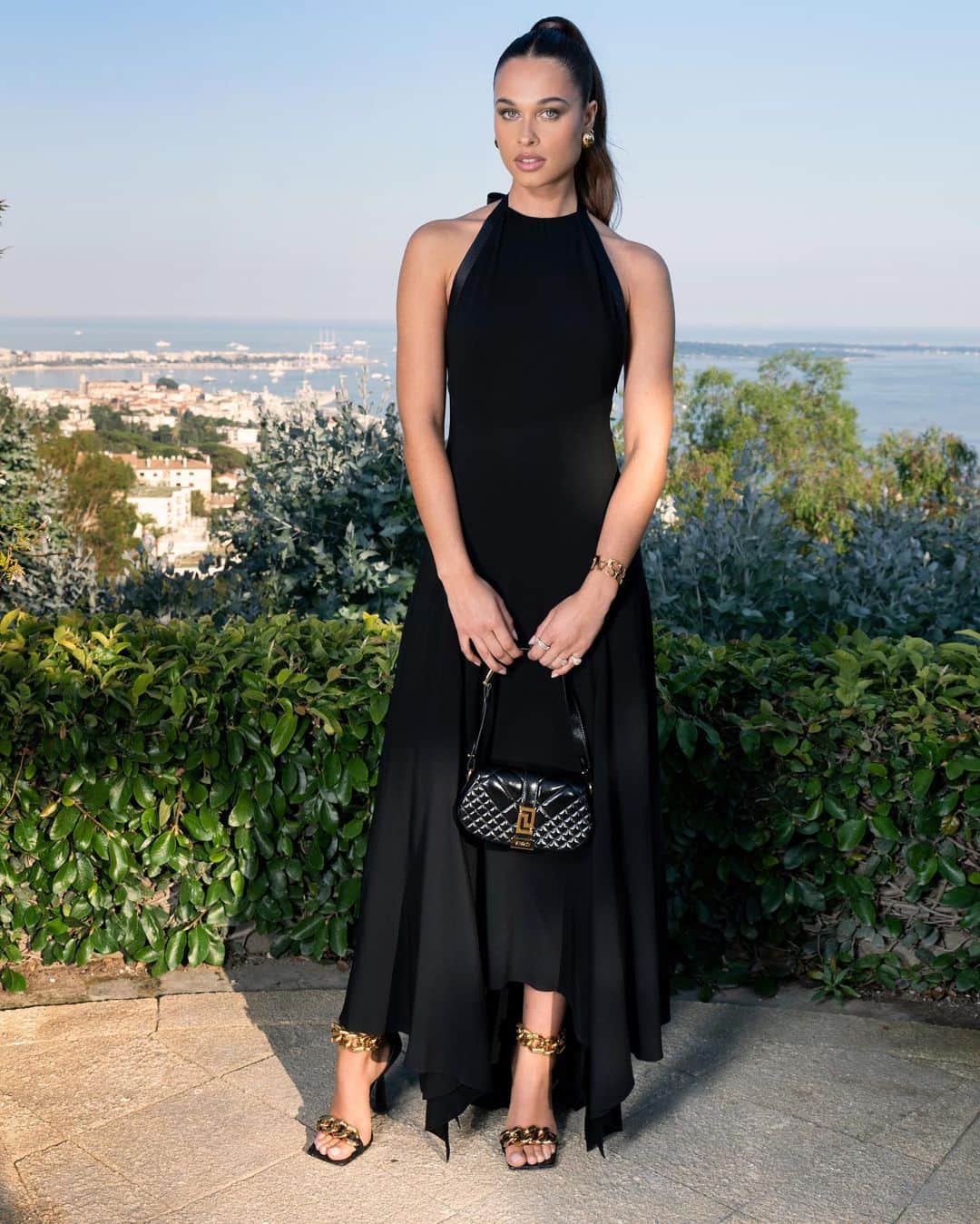 ジャンニヴェルサーチのインスタグラム：「Guests at the “La Vacanza” fashion show.   Sarah Lysander Bashir Arab-Sanchez Peggy Gou Amina Muaddi Simon Jacquemus Gilda Ambrosio Marc Forne Devon Carlson Jeremy O’Harris Ivan Olita  The collection is available now at Versace.com via the link in bio.   @donatella_versace @dualipa  #VersaceLaVacanza」