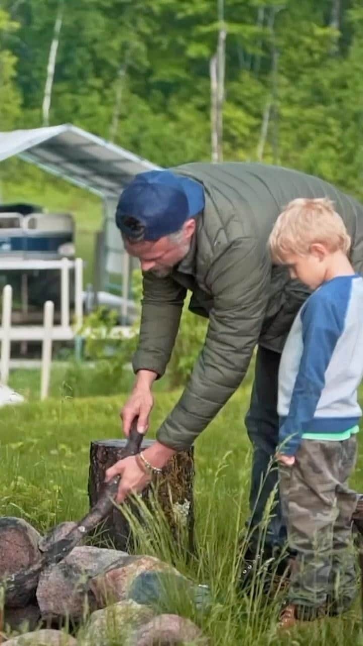 ジョシュ・デュアメルのインスタグラム：「Building a legacy both on and off the red carpet is what motivated @JoshDuhamel in his endeavor to renovate his lake home.   By using Bobcat equipment, he has been able to create that space for both him to enjoy and generations after him, too.  🔗 in bio to read more.」