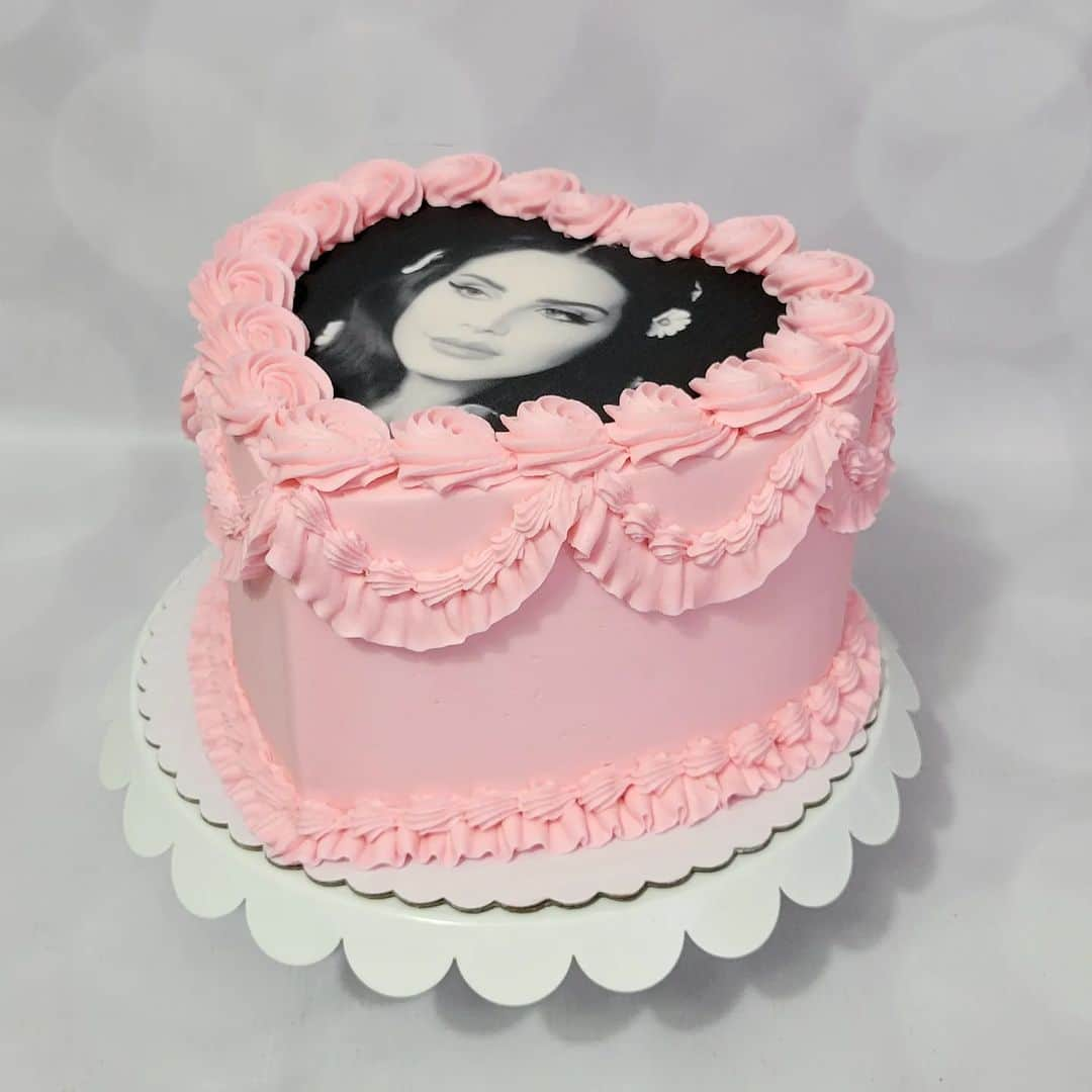 Honey Bee Cakesのインスタグラム：「Lana Del Rey Cake」