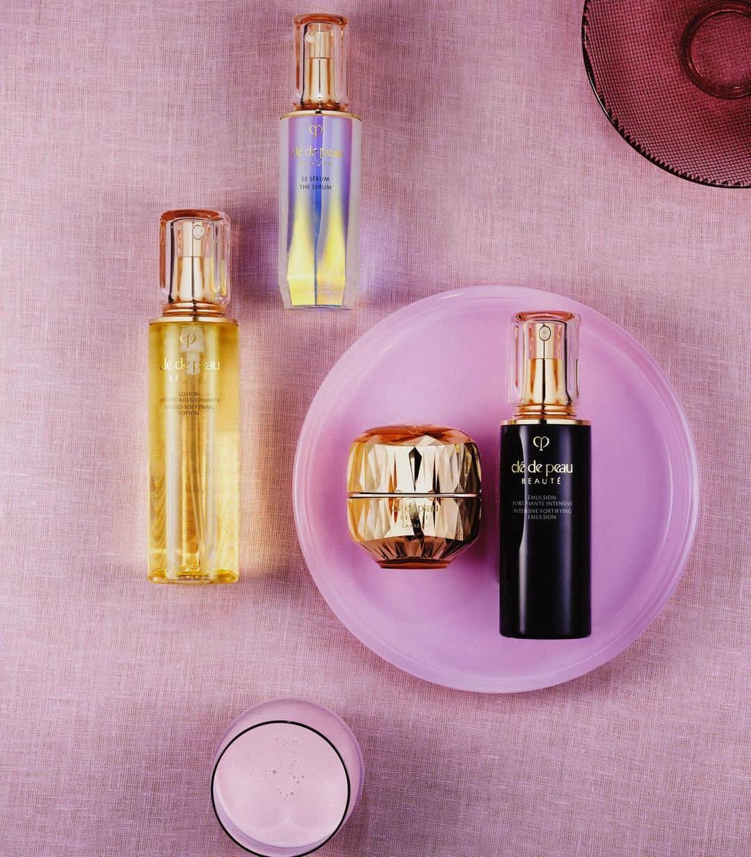 Bergdorf Goodmanさんのインスタグラム写真 - (Bergdorf GoodmanInstagram)「​PURE RADIANCE ✨ Prepare for the warmer weather with clédepeau 's  Key Radiance care collection, an advanced routine that delivers vital moisture to revitalize the skin and leave it supple and smooth.」5月26日 5時33分 - bergdorfs
