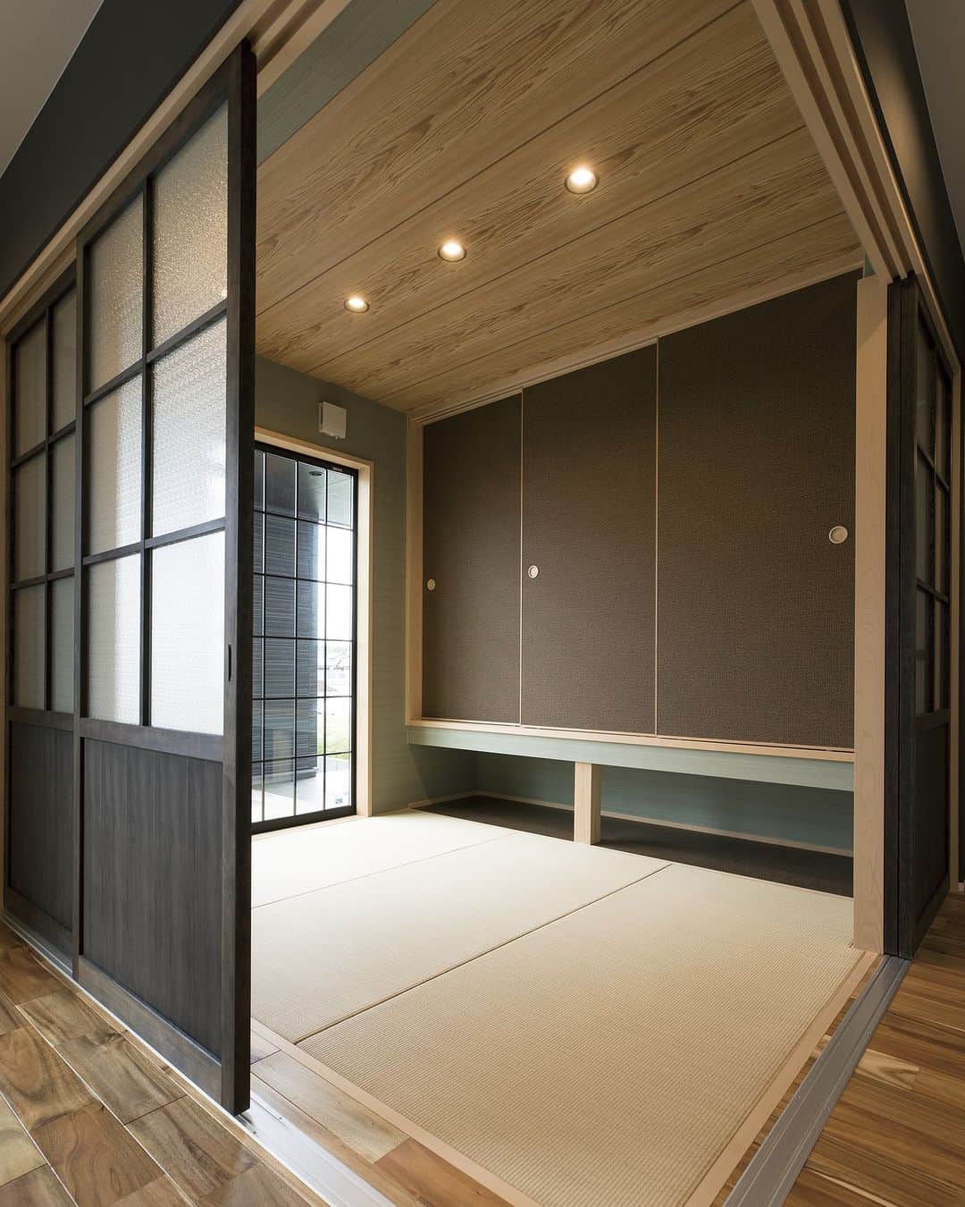 伸和建設株式会社のインスタグラム：「お家の相談は伸和建設へ♪ 施工事例⇒ @shinwa_kensetsu  〝リビングの雰囲気に合わせた和の空間〟  📝 和室 格子風の障子 造作建具 カジュアル 　 #伸和建設 #TheValueFromLiving #住んでからの価値を  ----------------------------------------------------- ✨公式YouTubeチャンネル開設✨ ----------------------------------------------------- 👉ルームツアー動画も公開中♪ 　 チャンネル登録をお願いします🎀 . ～ご来場のお客様へ～  マスク着用😷は任意とさせて頂きます。 検温・手指の消毒には引き続きご協力をお願いします。  スタッフブログも随時更新中♪ おうち時間のおともに💁‍♀️  #新築 #注文住宅 #リフォーム  #デザイン住宅 #デザインハウス #design #工務店 #岐阜工務店 #岐阜の工務店 #自然素材 #かっこいい家 #おしゃれな家 #インテリア #家族のいる暮らし #子供のいる暮らし #失敗しない家づくり #家事動線 #家事ラク #マイホーム #マイホーム計画 #マイホーム記録 #施工事例 #暮らし #心地いい暮らし」