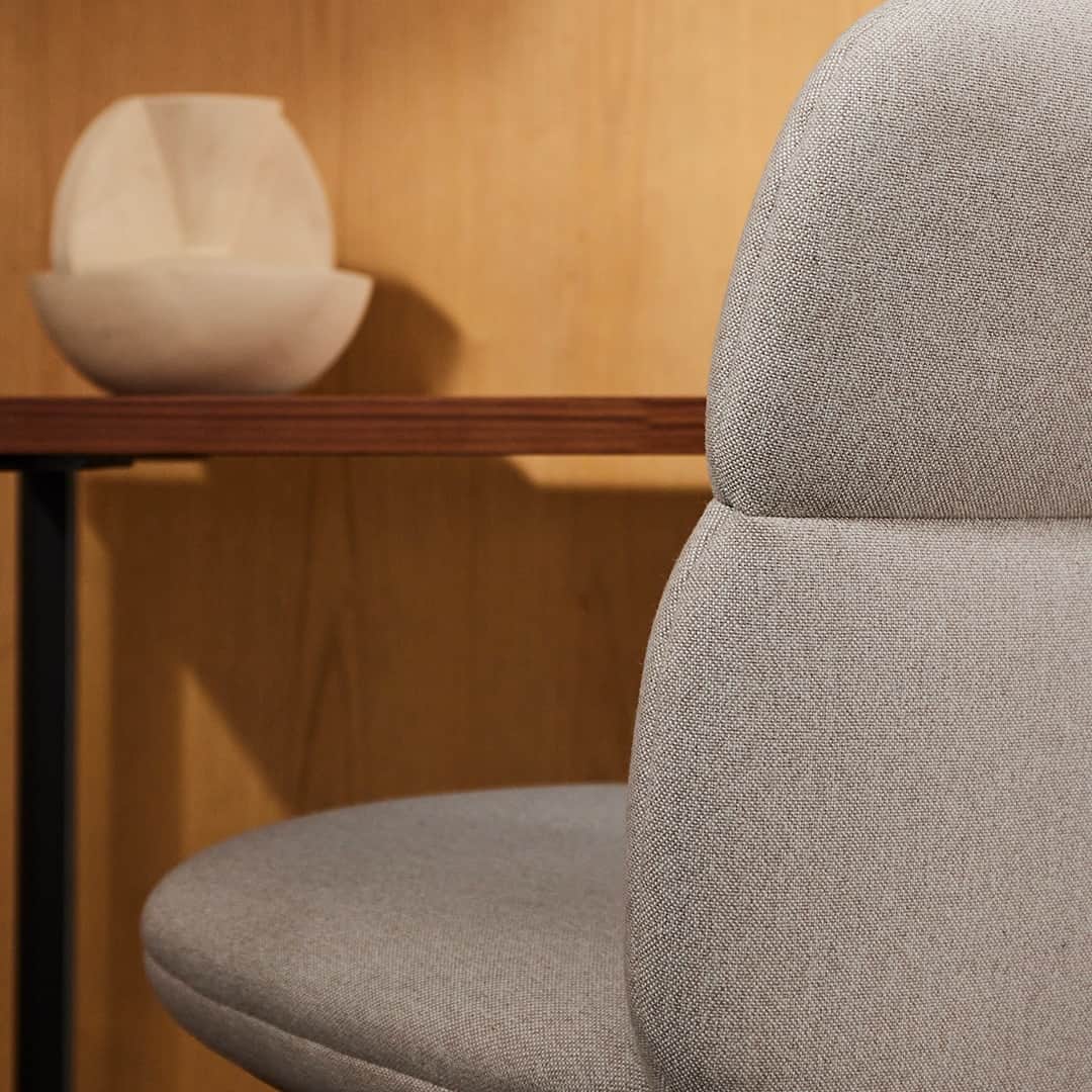 HYPEBEASTさんのインスタグラム写真 - (HYPEBEASTInstagram)「@hermanmiller has joined forces with Tokyo-based designer, @naoto_fukasawa_design_ltd, to launch their new Asari Chair.⁠ ⁠ Although adding to Miller’s furniture catalog, the latest piece takes a look at both form and functionality. Blending ergonomic structure and a soft form, the product was inspired by organic life in nature. As the chair’s name means “clam” in Japanese, these intricate details can be seen in its shape – extending Fukasawa’s subtle sophisticated design philosophy. Additionally, the chair comes in two back height options alongside eight color flood varieties ranging from goldenrod to teal.⁠ ⁠ With a starting price of $1395 USD, the offering is now available in-store and online at Herman Miller and @designwithinreach.⁠ Photo: Herman Miller」5月26日 5時30分 - hypebeast