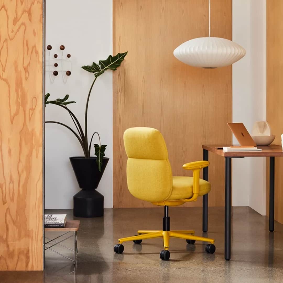 HYPEBEASTさんのインスタグラム写真 - (HYPEBEASTInstagram)「@hermanmiller has joined forces with Tokyo-based designer, @naoto_fukasawa_design_ltd, to launch their new Asari Chair.⁠ ⁠ Although adding to Miller’s furniture catalog, the latest piece takes a look at both form and functionality. Blending ergonomic structure and a soft form, the product was inspired by organic life in nature. As the chair’s name means “clam” in Japanese, these intricate details can be seen in its shape – extending Fukasawa’s subtle sophisticated design philosophy. Additionally, the chair comes in two back height options alongside eight color flood varieties ranging from goldenrod to teal.⁠ ⁠ With a starting price of $1395 USD, the offering is now available in-store and online at Herman Miller and @designwithinreach.⁠ Photo: Herman Miller」5月26日 5時30分 - hypebeast