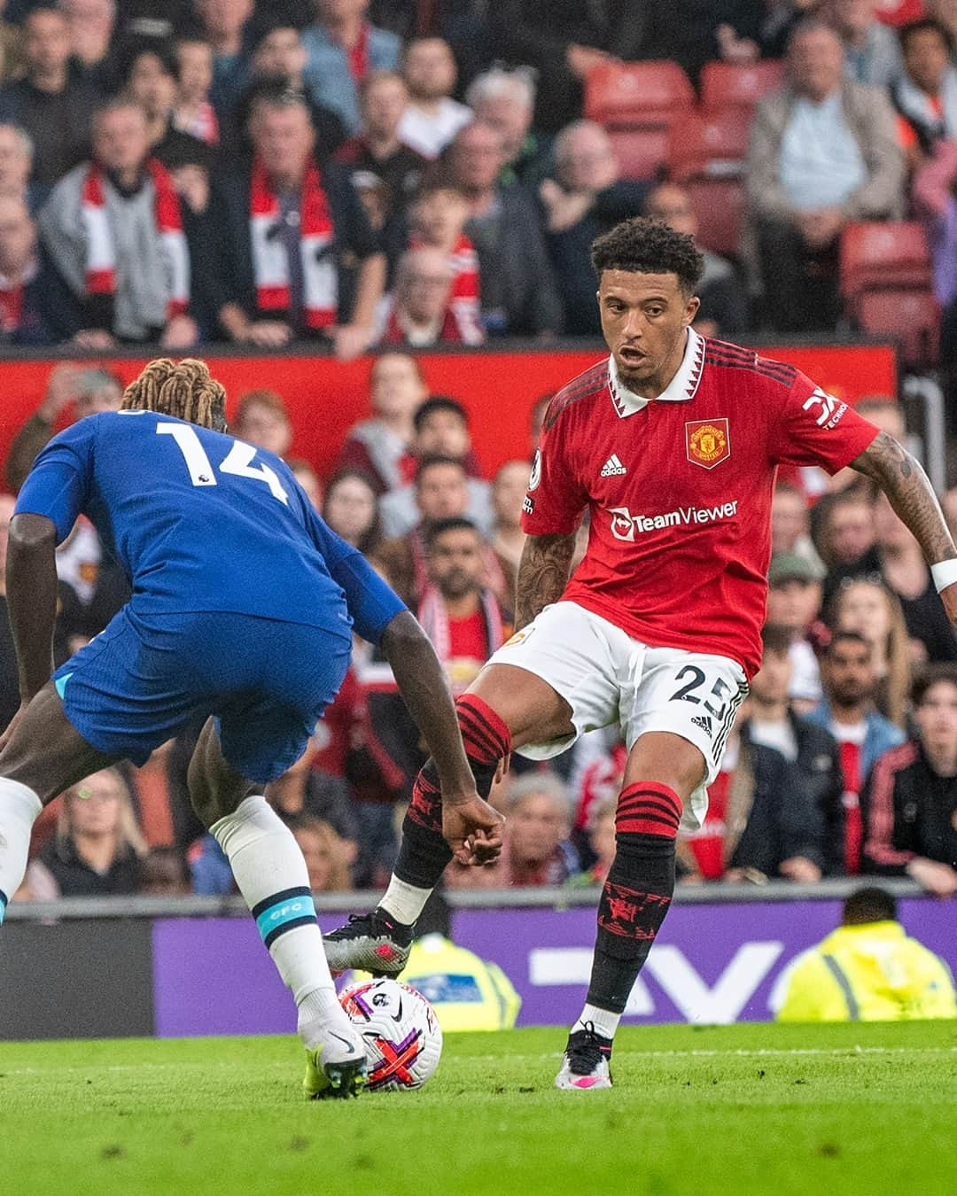 マンチェスター・ユナイテッドさんのインスタグラム写真 - (マンチェスター・ユナイテッドInstagram)「An eventful game so far ⚡️  #MUFC #ManUtd #OldTrafford #PremierLeague」5月26日 5時32分 - manchesterunited