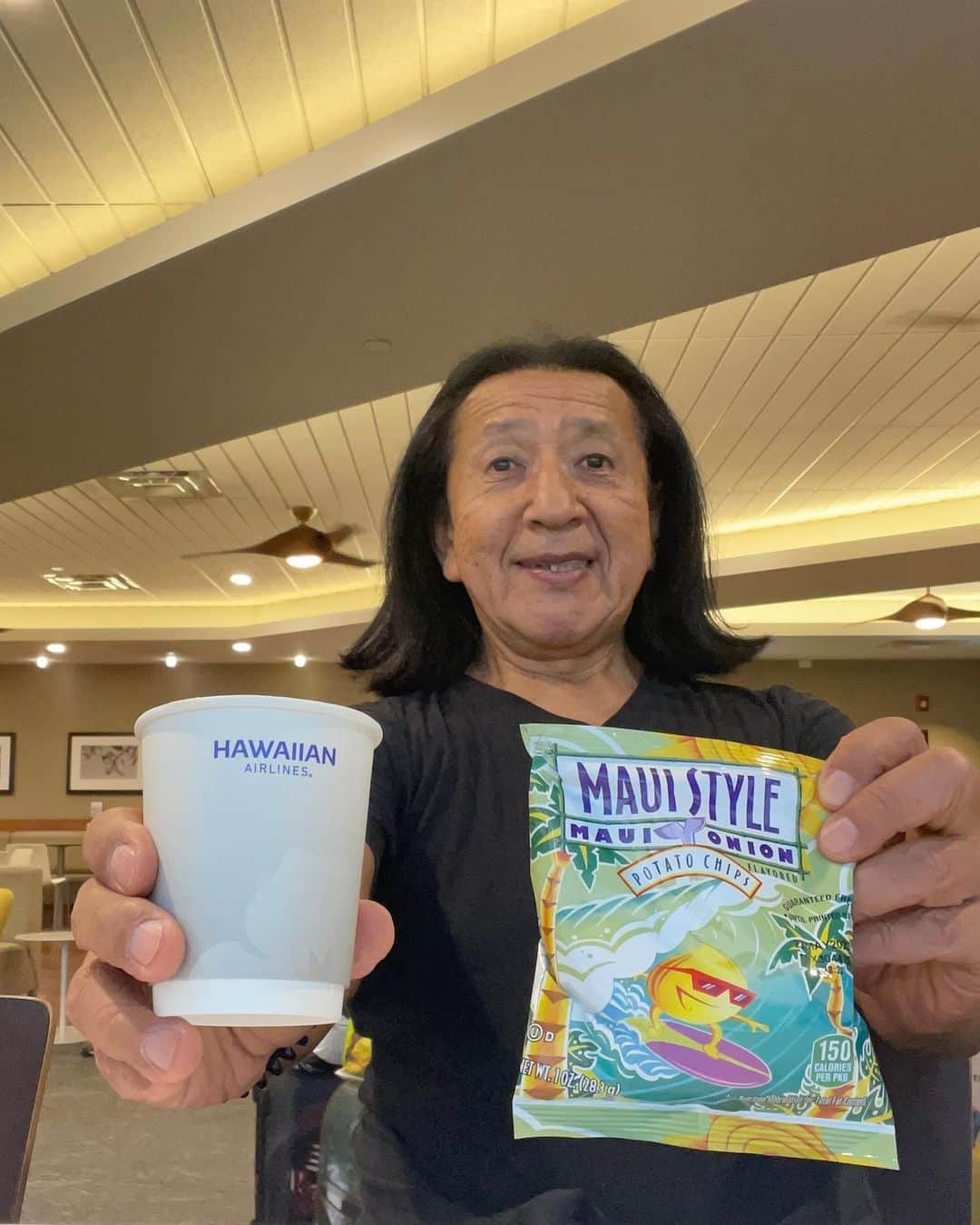 Ken Harakumaのインスタグラム：「Aloha🤙❣️ ハワイアンエアーラウンジで出発まで和みながら事務仕事❣️ 日本の皆さーん❗️ またご一緒出来るのを楽しみにしていまーす🙏🙏🙏🌺🌺🌺 🤙🤙🤙❤️❤️❤️ @international_yoga_center  #ホノルル国際空港  #帰国  #ハワイ  #ホノルル  #ハワイアンエアー  #hawaianairlines」