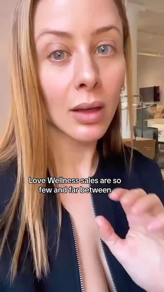 ロー・ボスワースのインスタグラム：「Excited to announce the @lovewelless Memorial Day Sale is here! Sharing my top 3 picks (including @xandrapohl’s travel fave) and all the sale deets 🤩  ❤️$5 off of orders of $50 💙$10 off of orders of $75 💛$20 off of orders of $100」