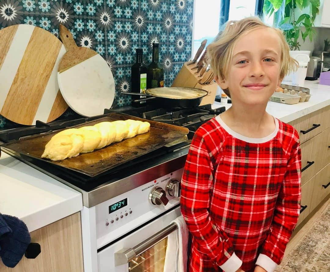 エイミー・デビッドソンのインスタグラム：「Last week I went to my first challah bake — a fundraiser for Lennox’s school, and we made the dough in preparation to bake it at home. So fun getting together with some friends, drinking a little vino and learning something new. The next morning after letting the “dough rise”, ha that makes me feel like a profesh baker😆👩🏼‍🍳🥖 Lennox and I rolled out the dough into three pieces and then braided it — such a fun experience with him! Our Verona range could not have baked the challah more perfectly! It was delish! The @veronaappliances EZ Glide racks make it so easy to get whatever you’re baking or cooking in the range out QUICKLY and EASILY! Our old oven racks used to stick making it really difficult to remove a piping pan etc..! We put it on the ventilated cooking setting and the challah came out a perfect golden brown on the outside and soft on the inside! I added the recipe we used below, but cannot take credit for it at all!  Ps. If you’re wondering who makes the cute pajamas Lennox is wearing I just have to gush that it’s my girlfriend @thereallacey clothing line on @hsn !!! She’s designed the cutest clothes— pj’s, dresses, hoodies and MORE and clearly we wear holiday pj’s all year long! 🥰  AND…. The Challah Recipe👇🏻😋  1 1/3 cup water 1 tablespoon instant yeast Generous 1/2 cup sugar 1/3 cup oil 2 eggs 2 tsp table salt 4 1/4 cups high quality flour (bread flour preferred)  Mix all ingredients together in order listed above. This works in the bread machine on the dough cycle, or by hand. If kneading by hand, be sure to knead for 5 minutes!  After rising overnight, or in the dough cycle, or around 90 minutes if doing it by hand) divide dough in half.   Lightly flour the work station/ strands. Divide each half into 4 strands and roll each piece into a snakey shape, then braid the strands together in a round challah shape.   Repeat with the other half.  Place on a lined cookie sheet or loaf pan. Let rise for another 20-30 minutes, egg wash, then bake at 350 for 30-40 minutes or until golden.   Makes 2 loaves. NOTE: If making one large challah it needs 40 min in the oven.  Cut! Eat! Enjoy! 👩🏼‍🍳🥖🔪😋」