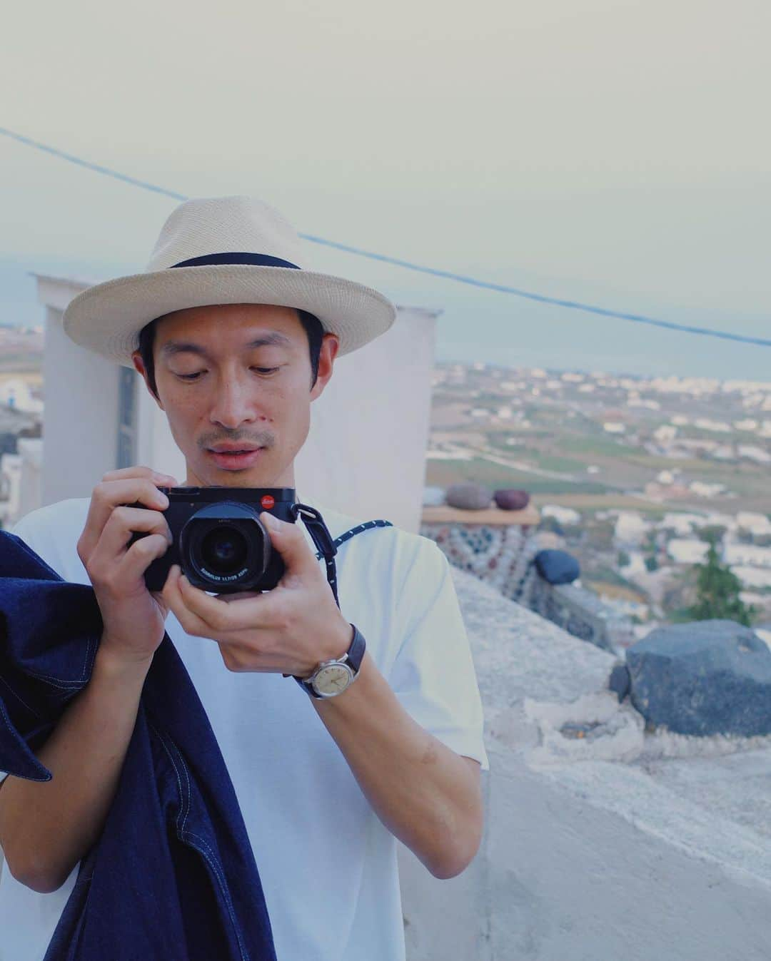 安井達郎さんのインスタグラム写真 - (安井達郎Instagram)「2023.5.25 今回の旅の最終目的地サントリーニ島にやってきました。 ミラノでゲットしたボルサリーノが似合う街です。(ミラノではずっと雨だった笑) 旅の最後の数日を楽しみたいと思います。 #griii  #leicaq2 #borsalino #anatomica」5月26日 6時13分 - tatsuroyasui