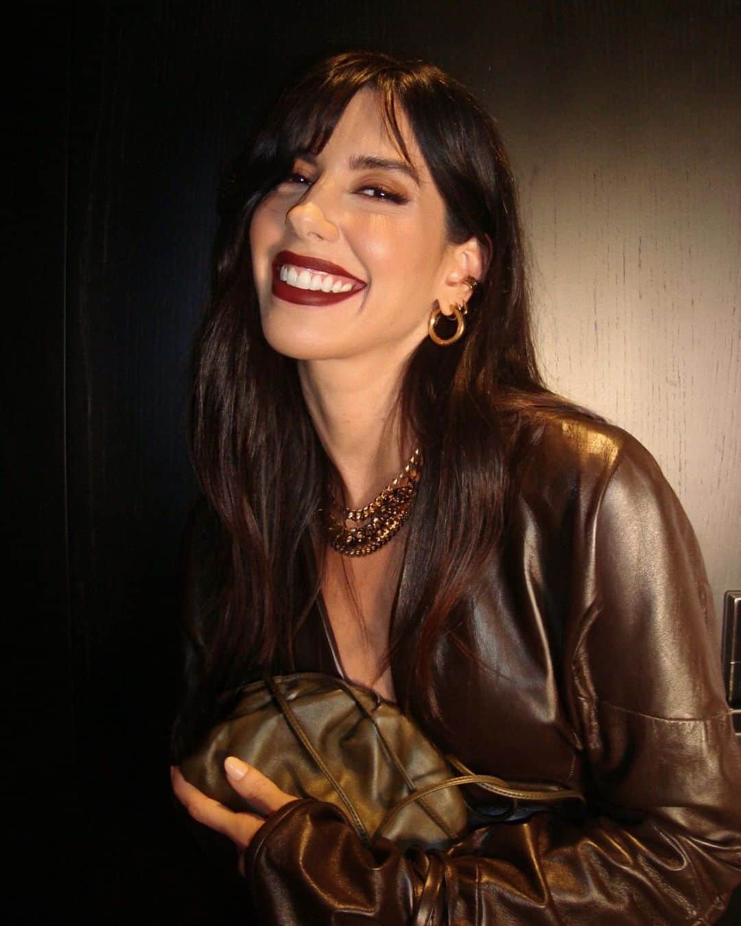 Garotas Estupidasのインスタグラム：「Como aqui a energia é sempre #vivedepoisposta, aqui vai o look que usei ontem na festona que comemorou 10 anos de #BottegaVeneta no Brasil 🫶🏻✨bem vampironaaa, que tal?」