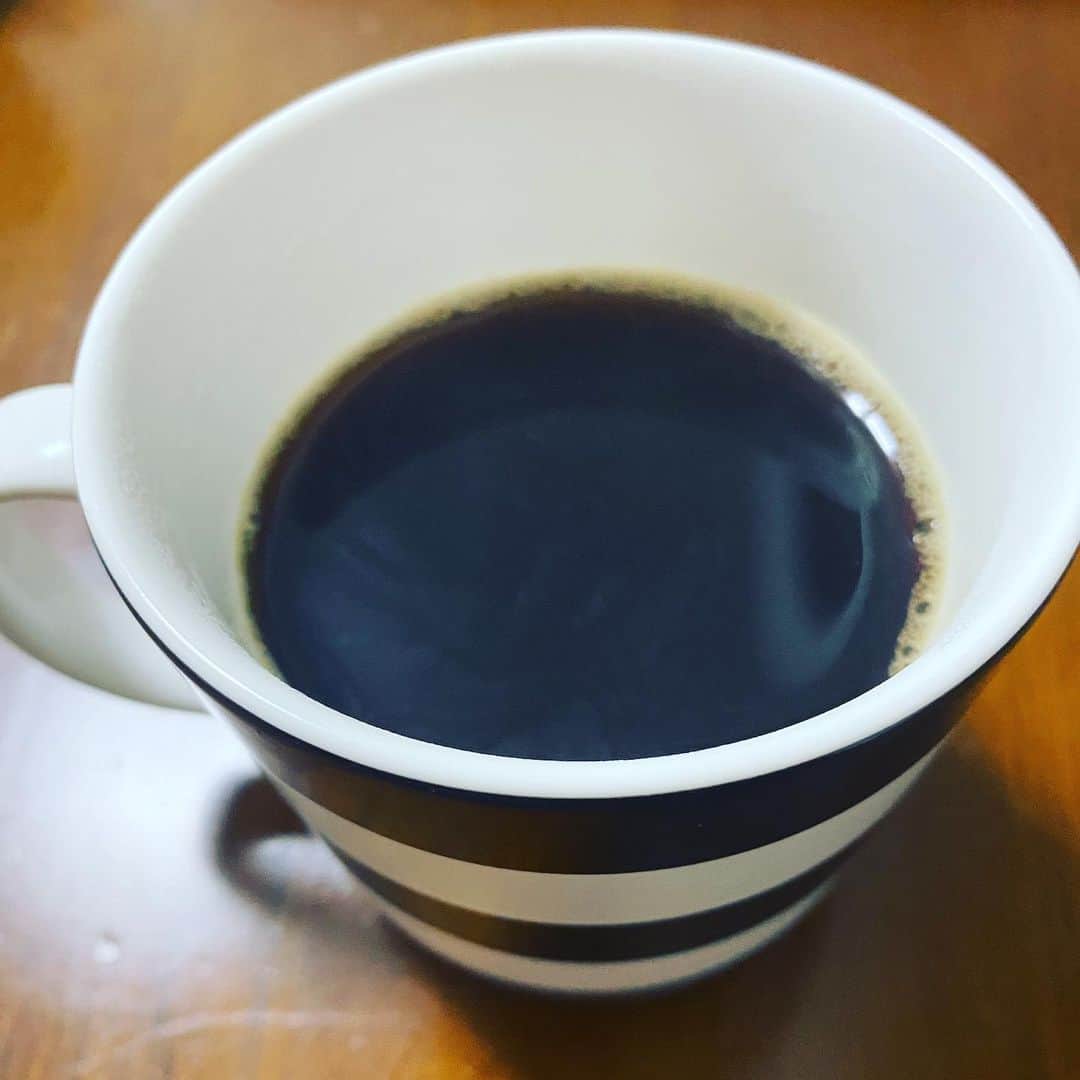 カバのインスタグラム：「コーヒーチャレンジ☕️  おはようございます！ 本日もコーヒーから！ (72日目)  昨日は昼過ぎからカバンの修理をしにけんたくんと一緒にアメ村に向かってたのですが、着いたころにカバンを家に忘れてきたことに気付く。  けんたくんが、 『何か企んでるでしょ？』 となぞの発言。  ほんまに忘れたことを告げると 『ほんまに忘れとるやないか！』 となぞの発言2。 今日も絶好調。  けんたくんをアメ村に残し、チャリで取りに帰り15分で戻ってくる。汗だく。  再度けんたくんと合流し、修理屋さんに持って行くと2分で終了。 めっちゃ早い。ほんで 『紐通しただけなので！』 と無料でしてくれた。 ありがたすぎる！🙇️✨  その後、けんたくんが稽古があるからと軽くお茶して解散。  今週末のセカンドシアター新名・住吉リーダー新喜劇に出演するとのことなので、是非観に行ってください！  僕は漫才劇場で極新喜劇に出演しますので、是非はしごしてください！ 宜しくお願いします！  さぁ、今日は朝から極新喜劇の稽古です！張り切っていきましょう！  皆さん、今日も良い一日を！  #吉本新喜劇 #カバ #コーヒーチャレンジ #苦手なコーヒーをお茶の感覚で飲めるようになるまでの道のり #コーヒー #カフェ #カフェ巡り #喫茶店巡り #coffee #coffeechallenge #Cafe #MOUNT HAGEN #ARABICA CAFE #instant #カバッチグー #どーゆーそれー #次はどこでコーヒー嗜も？ #皆さん、今日も良い一日を！」