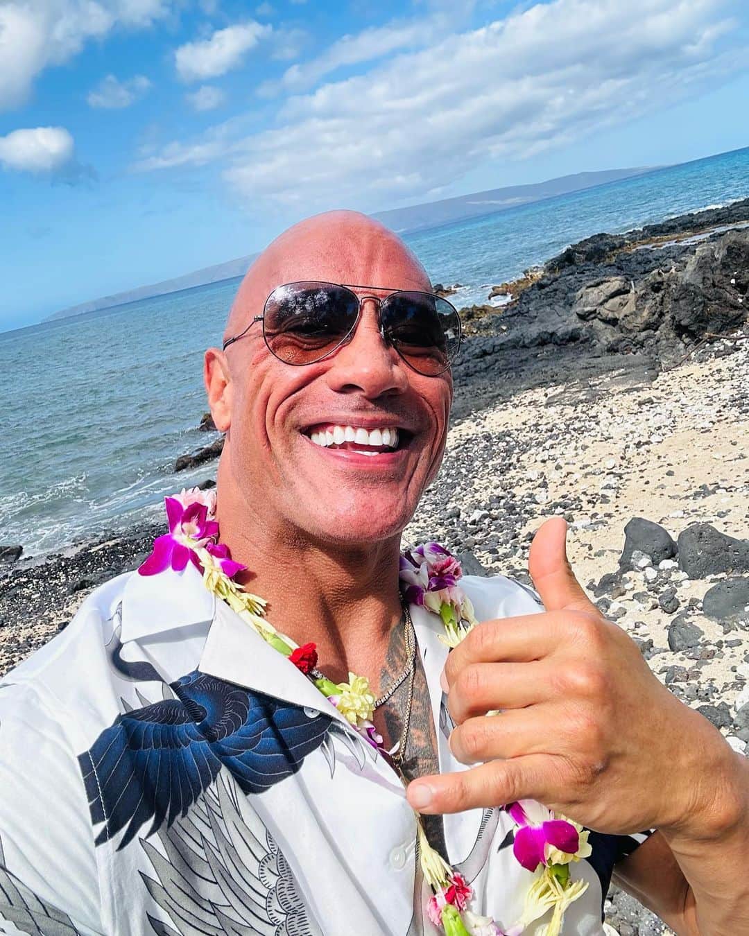 ドウェイン・ジョンソンのインスタグラム：「Love you back Maui ❤️🤙🏾 🌊🏝️  Love, Maui 🪝   you’re welcoooome 🎶」