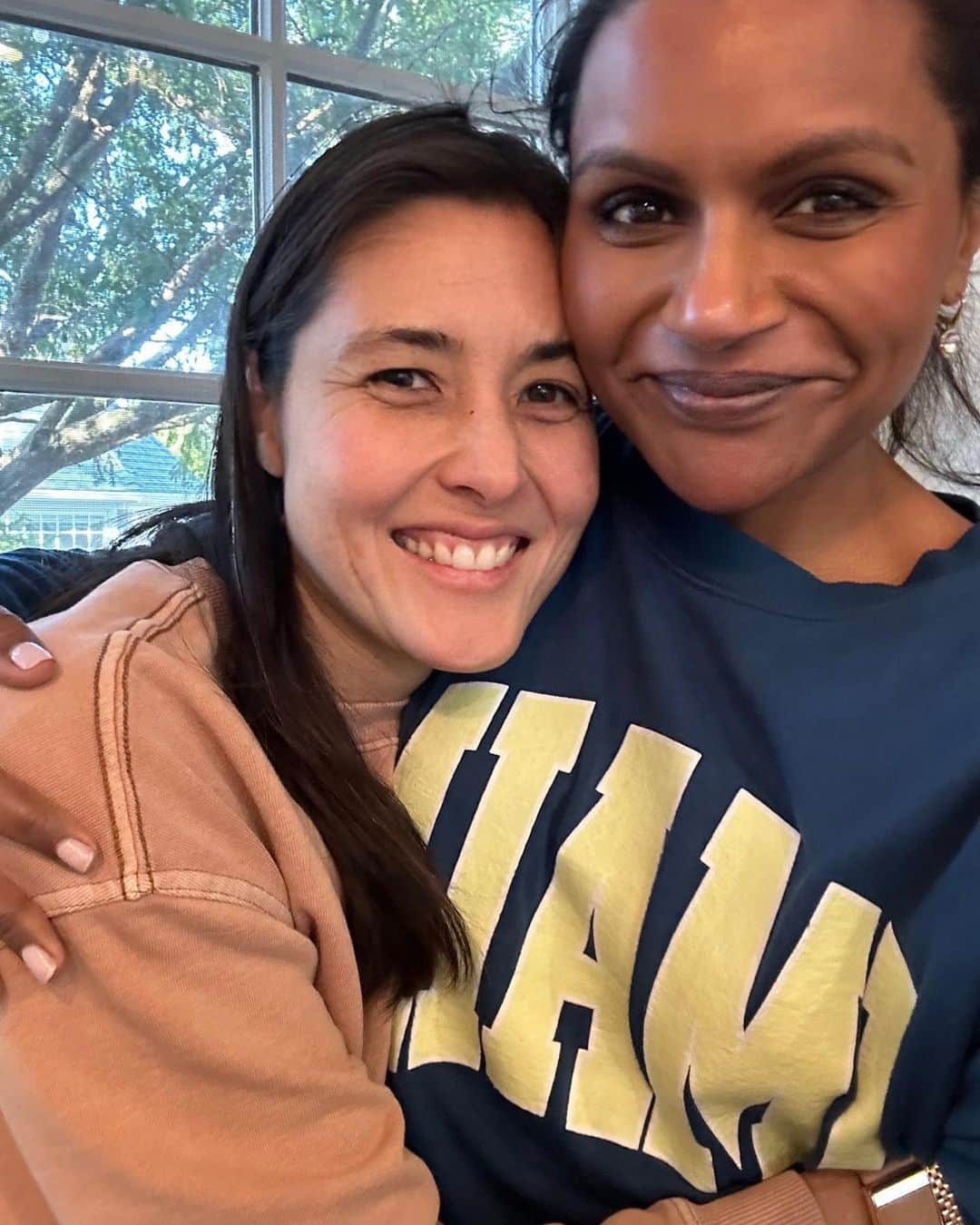 ミンディ・カリングのインスタグラム：「Happy birthday to my favorite person in the world, my best friend @joce808! My late mother loved Joce the most, and it makes sense because she had the best taste in people. Joce, I love you, which is easy because you’re pretty much perfect (except for living three thousand miles away and the not liking cilantro thing - insane). ❤️」