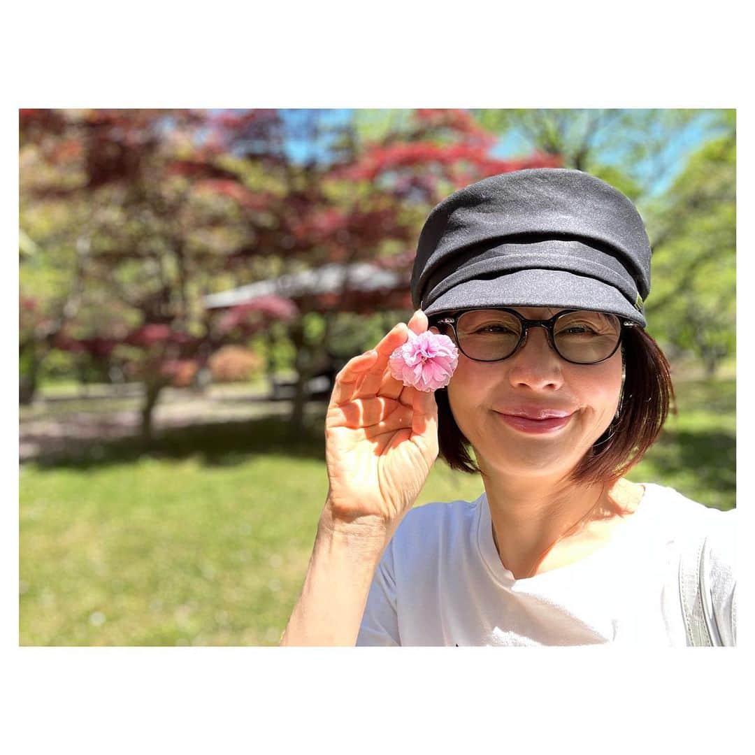 藤井美加子さんのインスタグラム写真 - (藤井美加子Instagram)「☀️ 函館帰省しています♩ 旅をしながら 静かな時間を過ごしています。  北海道の優しくて壮大な 自然を少しづつアップします🐻🌿 見てねー！！  #八重桜 #北海道 #函館 #私の故郷」5月26日 6時59分 - mikako_miki