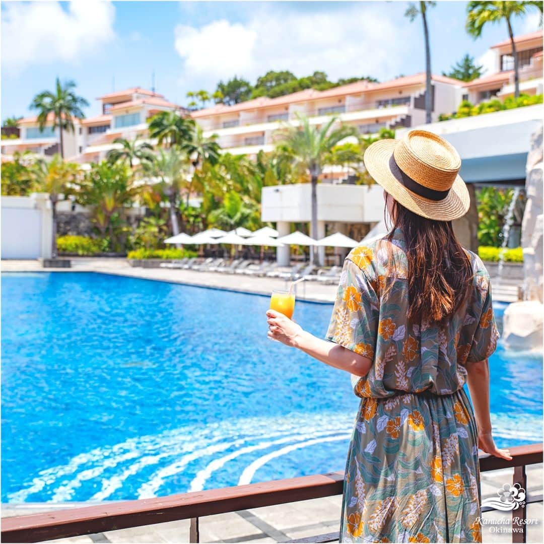 カヌチャリゾートのインスタグラム：「ガーデンプールエリアで過ごす朝🌺  朝は少し早く起きて、敷地内をお散歩したあと、 パラディで朝食ブッフェを食べながら涼むのも カヌチャリゾートの楽しみかたのひとつです♪  冷たいトロピカルドリンク🍹を味わいながら 暑い時間をちょっぴり涼しくしてくれる ガーデンプールの滝の音。  まるで海外にいるかのような リッチな時間を過ごすことができますよ🏝  #カヌチャリゾート　#カヌチャ　#テラス席 #沖縄リゾート　#南国リゾート　#プールサイド #県民プラン　#カップルプラン　#デートプラン」