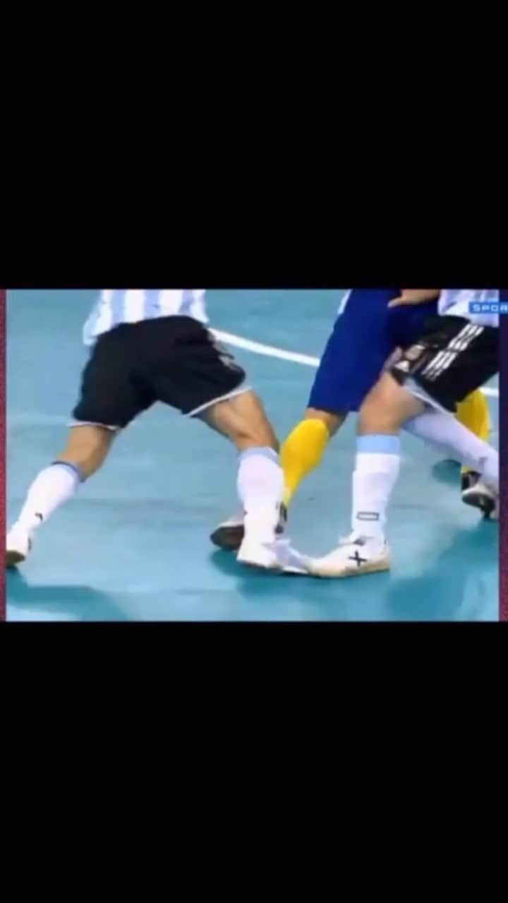 アレッサンドロ・ローザ・ヴィエイラのインスタグラム：「✅ Quando o adversário se agride 🤜🏼🤛🏼✅  #TBT Final do Pan 2007 #Futsal #Futebol #instagram」